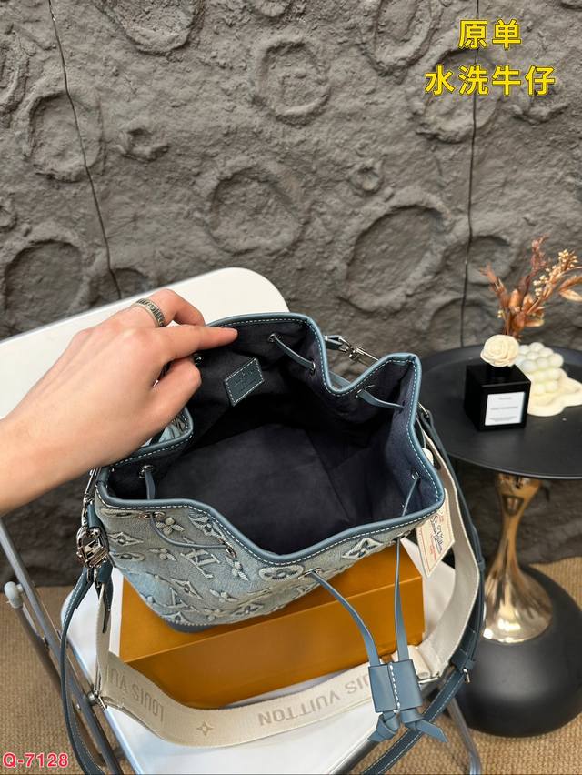 LV Nano Noé Denim Vintage Bag / LV Bucket Bag กระเป๋าทรงบัคเก็ตเดนิมสไตล์วินเทจ รุ่นใหม่ปั้มลายโมโนแกรมบนเดนิมสุดไอคอนิก ที่ใครเห็นต้องเป็นคลั่งรัก ผู้ดี หรูหราได้ทุกลุค ทุกสไตล์