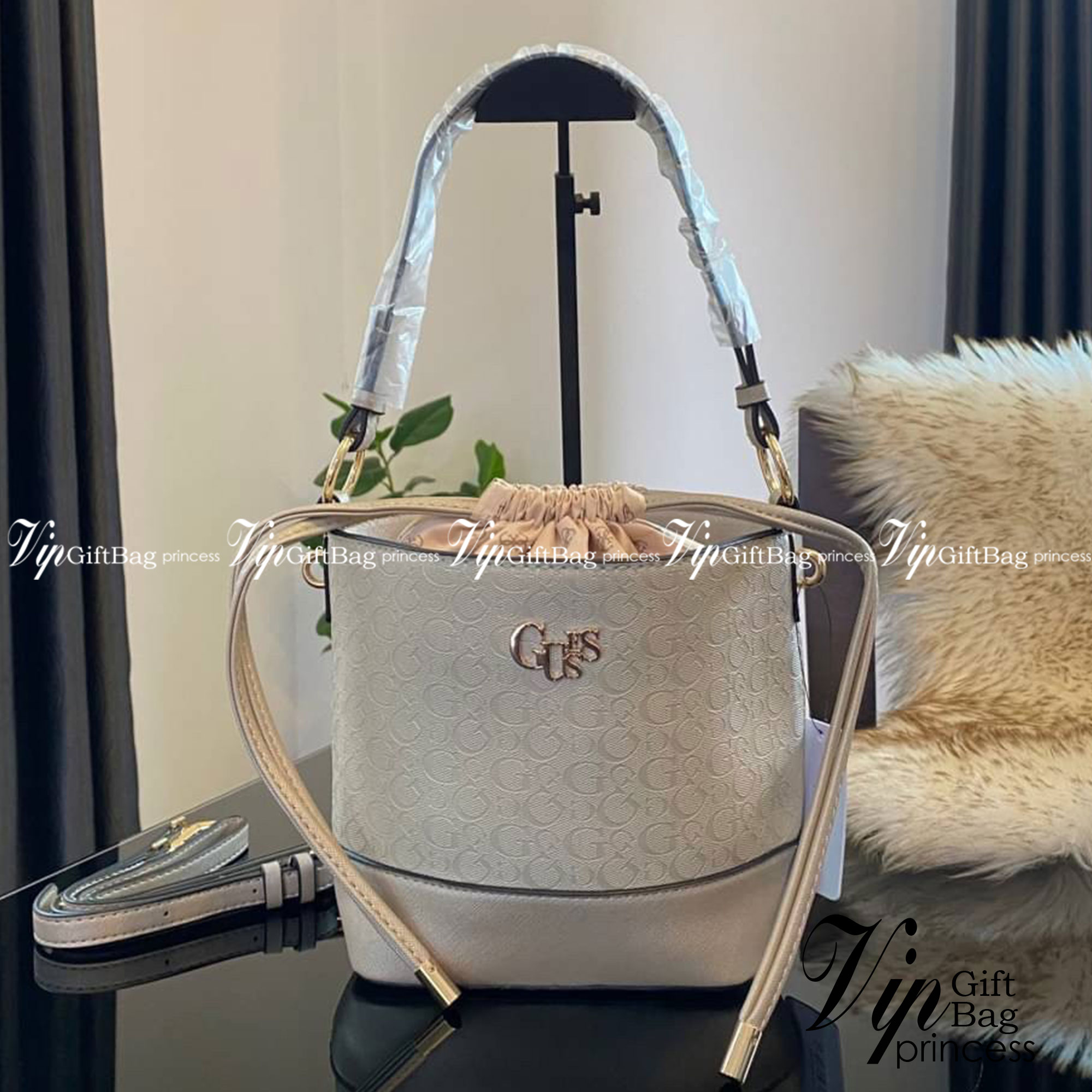 Guess Agata Bucket Handbag กระเป๋ารุ่นใหม่ล่าสุดทรงถังสุดน่ารัก พิมพ์ลายรอบใบ วัสดุ Saffiano PU คุณภาพดี นิ่ม น้ำหนักเบา ด้านหน้าประดับด้วยโลโก้แบรนด์สวยโดดเด่น เปิด-ปิดด้วยเชือกหนังใช้หูรูดปลายเชือกประดับอะไหล่ทองสะดวกใช้ ด้านในโล่งกว้างมีช่องเล็กสำหรับใ