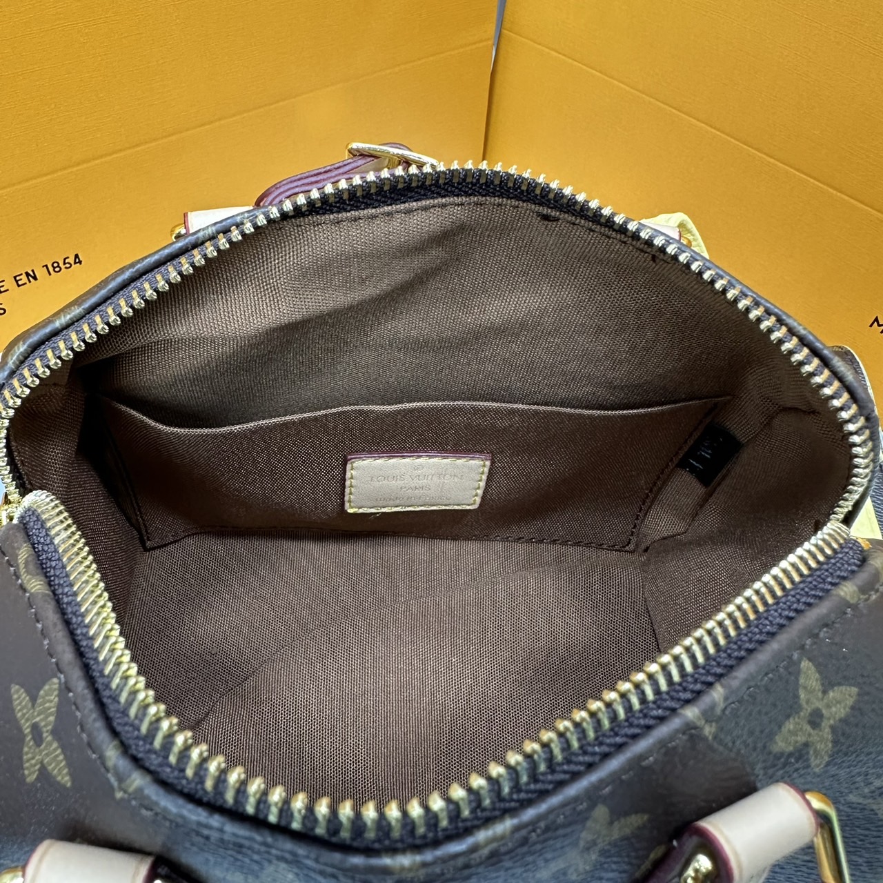 LV Speedy Bandoulière 7" Bicolor Monogram Bag / LV Keepall Bag น้องกระเป๋าทรงหมอนไซส์มินิน่ารัก ดีไซน์น่าใช้มากๆ โทนสีใหม่สวยคลาสสิค รูปทรงโดดเด่น ภายในเป็นช่องกว้าง มาพร้อมสายสะพาย ใบจริงสวยเกินเบอร์!! ไม่ผิดหวังจ้า