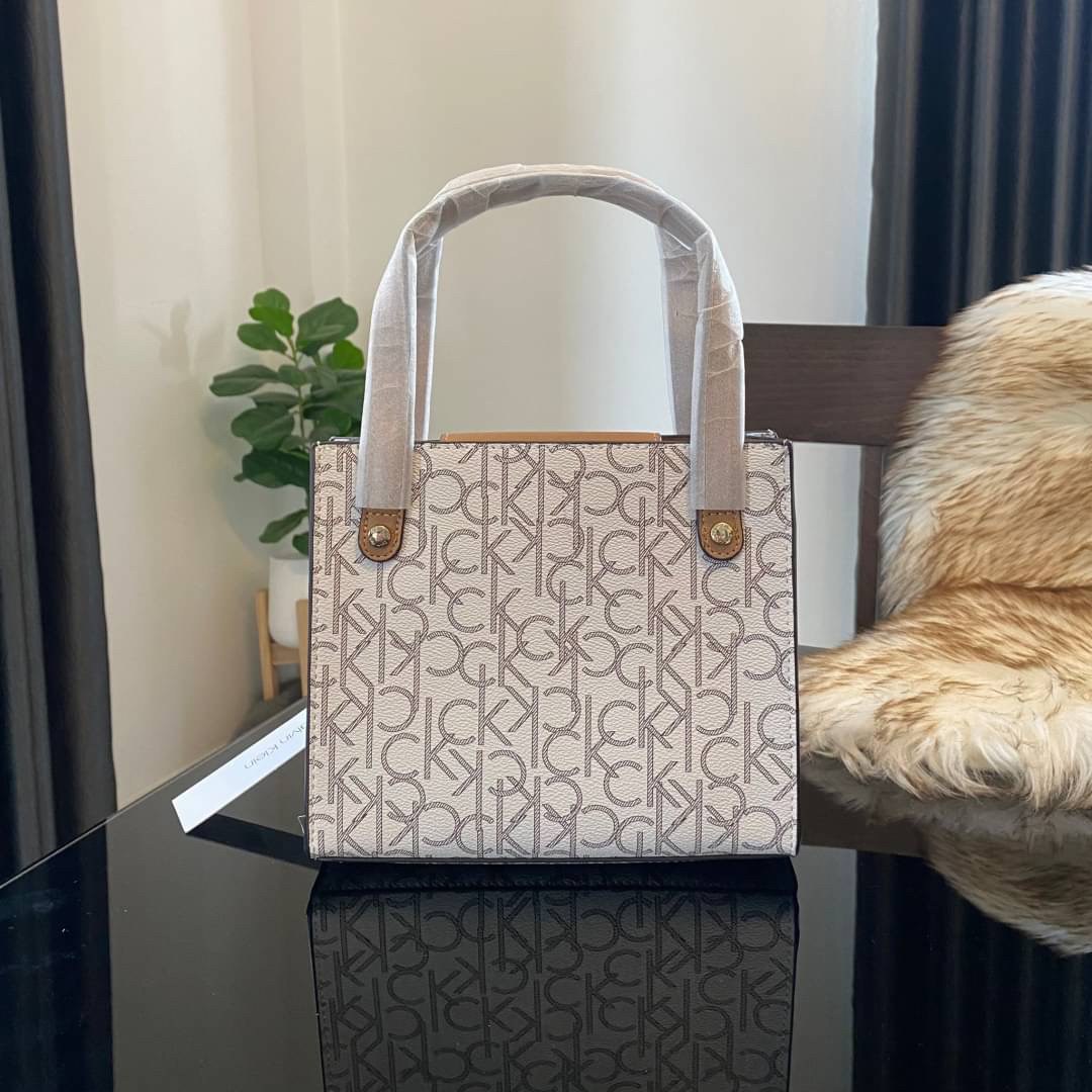 CALVIN KLEIN JEANS crossbody bag กระเป๋าถือหรือสะพาย ลายซิกเนเจอร์แบรนด์ทั้งใบ มีหูจับสำหรับถือ เปิด-ปิดกระเป๋าด้วยกระดุมแม่เหล็ก ด้านในโล่งกว้างมีช่องเล็กและช่องซิปสำหรับใส่ของจุกจิก ซับในลายแบรนด์อย่างดี มาพร้อมสายสะพายยาวปรับระดับได้ สามารถใช้ได้หลากหล