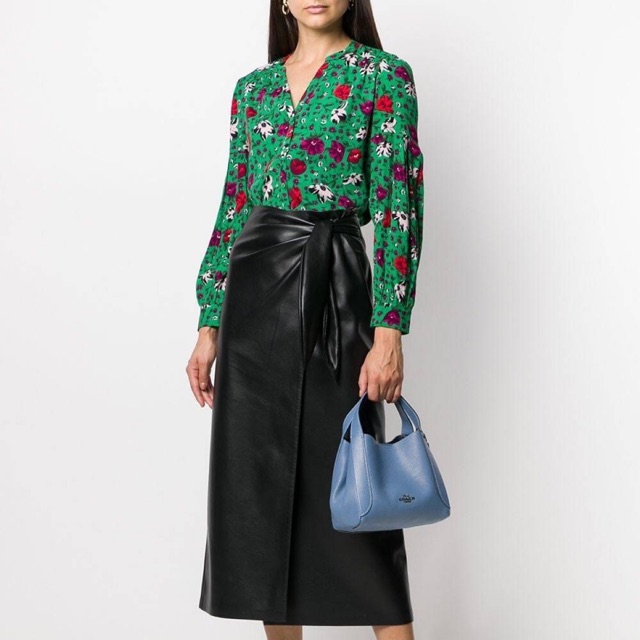 COACH 78800 HADLEY HOBO 21 ไอเท็มยอดนิยม คลาสสิคในทุกโอกาส กระเป๋าทรงโฮโบ ทรงสวยใช้งานได้ทุกลุค แมชท์ง่ายกับทุกสไตล์ วัสดุหนัง pepble เปิด-ปิดด้วยกระดุมแม่เหล็ก มีตะขอล็อคที่ปากกระเป๋าเพื่อปรับทรงใช้งานได้ ภายในโล่งกว้าง ใส่ได้ทุกอย่าง!! มีสายสะพายให้ หรื