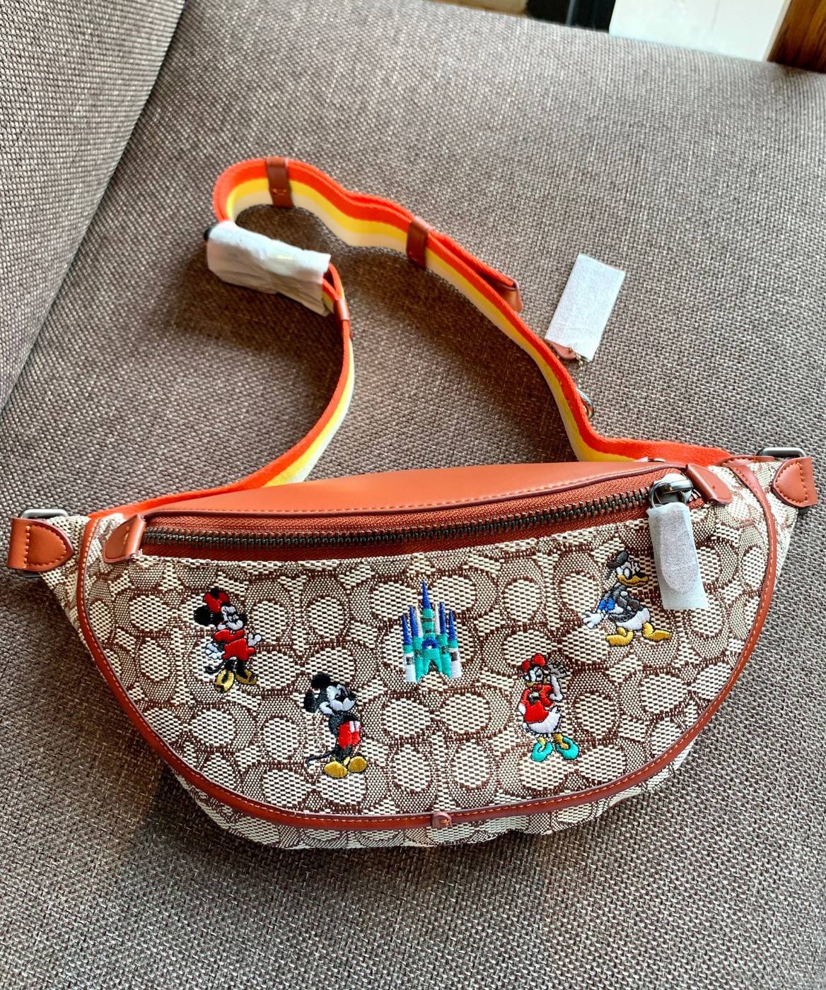 การ์ตูนน่ารักๆ งานปักเน้นๆ สวยงามมากๆค่ะ COACH X DISNEY LEAGUE BELT BAG IN SIGNATURE TEXTILE JACQUARD WITH MICKEY MOUSE AND FRIEND EMBROIDERY ((C8491)) 🌍พร้อมส่งค่ะ! ใช้ได้ทั้งหญิงและชาย