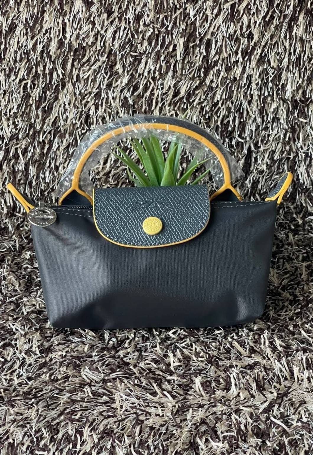 LONGCHAMP LE PLIAGE ORIGINAL Pouch with handle กระเป๋าถือขนาดมินิทรงpouch ให้ความหรูหราจาก Le Pliage (เลอ ปลิยาจ) ในขณะที่ที่ปิดแบบซิปช่วยให้คุณมั่นใจได้