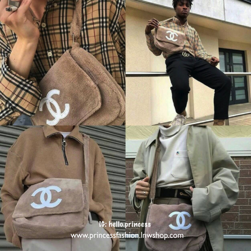 MUST HAVE ITEM 2019 !! รุ่นยอดฮิตของ *วัยรุ่นสายสตรีท ทั่วโลก จากงาน CHANEL VIP GIFTของแท้ 100% เป็นกระเป๋า ใบสวยรุ่นหายาก ขนาดกำลังดี ใช้ได้ทั้งหญิงชายเลยค่ะ ขนเฟอร์นิ่มมากกก เก็บของอย่างดี น้ำหนักเบา ด้านในมีช่องใส่ของจุกจิก MIX ได้หลากหลายแนว กับราคาสบ