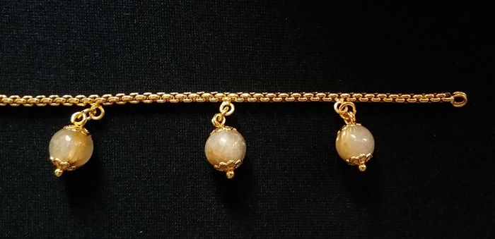 สินค้าหมดค่ะ สร้อยข้อมือผ่าหวายชุบทองเคลือบแก้วหินไหมทอง(ร่ำรวยโชคดี)ค่ะ