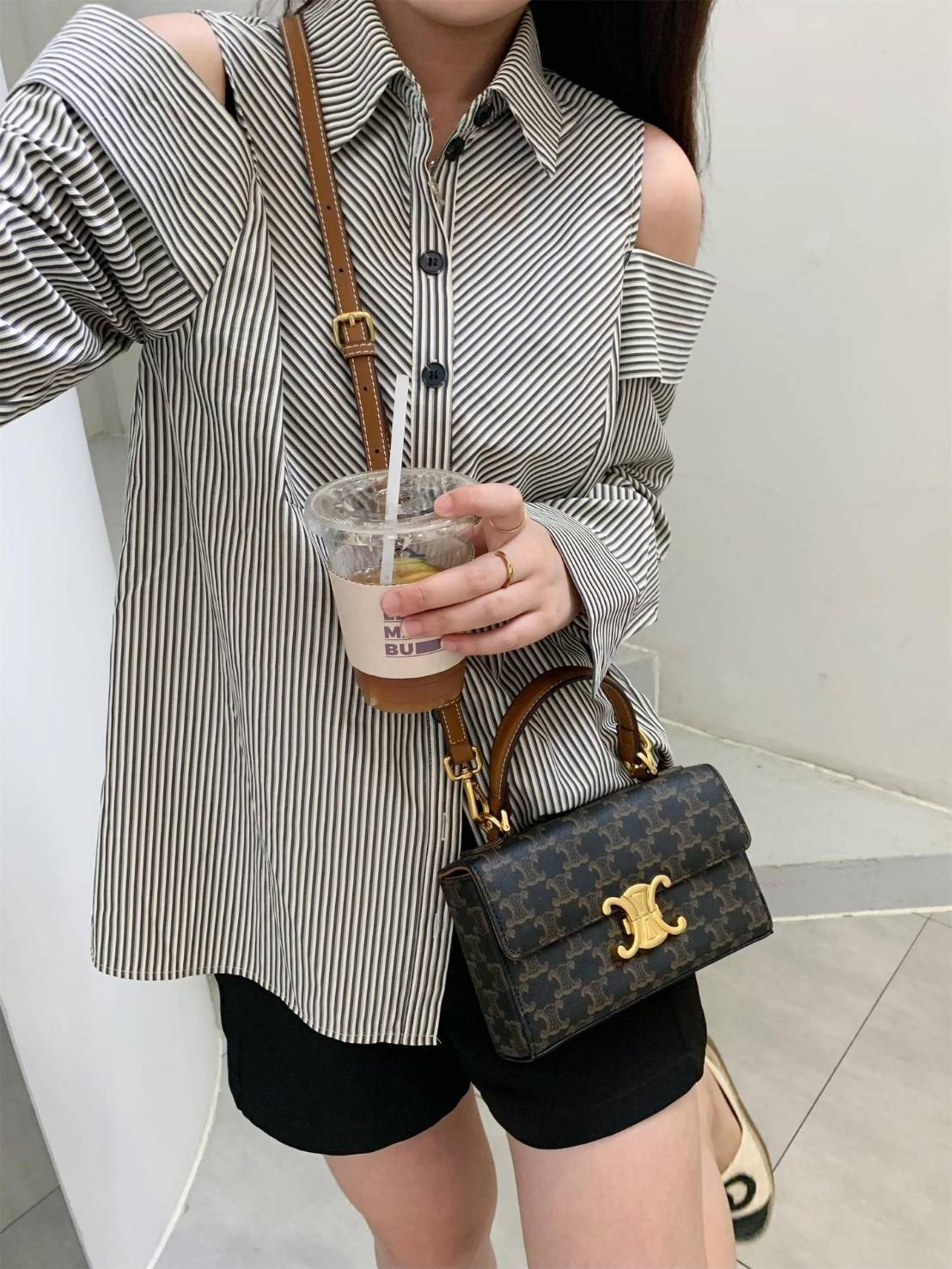 Celine Triomphe shoulder handbag Bag / Celine box triomphe in Natural Calfskin Tan กระเป๋าสะพายเรียบหรูและดูทันสมัยใบนี้ออกมา ให้คุณเลือกสะพายในชีวิตประจำวันเข้ากับการแต่งตัวสบาย ๆ หรือถอดสายถืงออกงานปาร์ตี้สังสรรค์ ก็ช่วยให้คุณดูโดดเด่นได้เช่นกัน นอกจากน