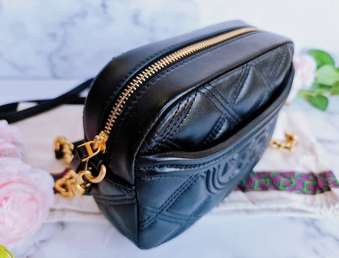 ของแท้ 💯% Tory Burch Factory Outlet Quilted Leather Shoulder Bag กระเป๋าสะพายรุ่นแนะนำจาก Tory Burch Factory วัสดุหนังแกะสังเคราะห์ขึ้นลายแบรนด์สวยหรูอยู่ทรงดีไซน์ยอดนิยมสุดคลาสสิคน่าใช้ค่ะ