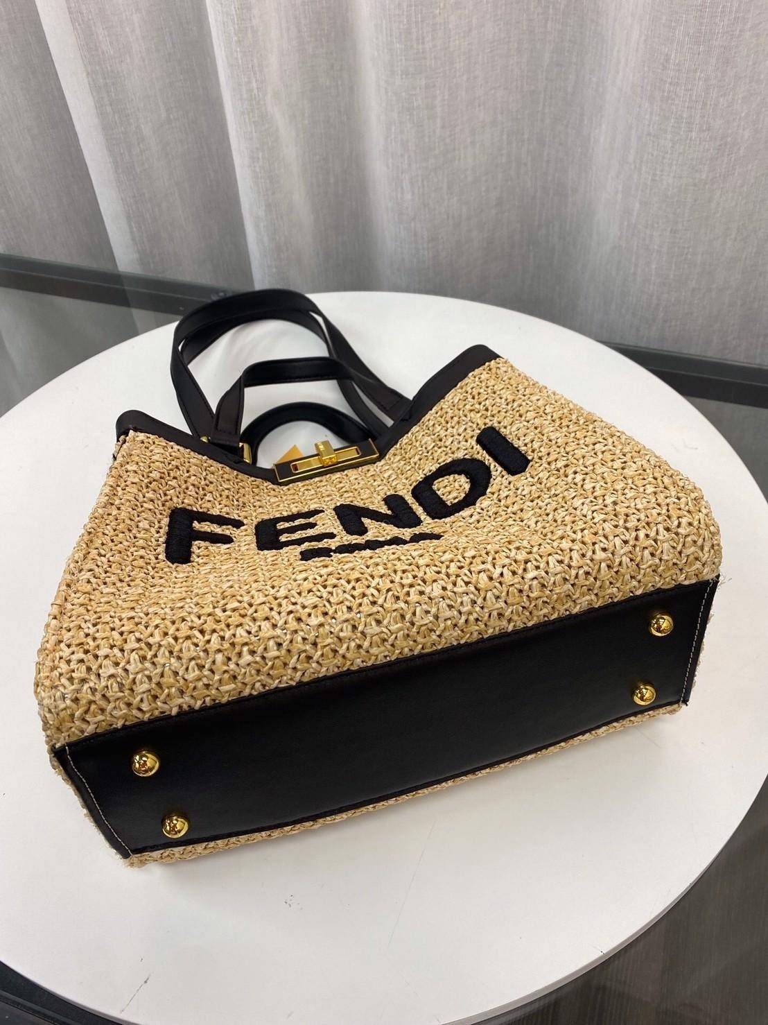 Fendi New Tote Gift bag กระเป๋าสานถือหรือสะพายข้าง ด้านหน้าปักโลโกแบรนด์ อะไหล่ทองหรูหรา น้ำหนักเบา ด้านในโล่ง จุของได้เยอะ สายสั้นสายยาวถอดสายไม่ได้ พับเก็บด้านในกระเป๋าได้ เหมาะกับวันสบายๆ ใบเดียวเที่ยวได้หมดไม่มีเอ้า จะถือหรือสะพายข้างก็เริ่ด ใบนี้เรีย