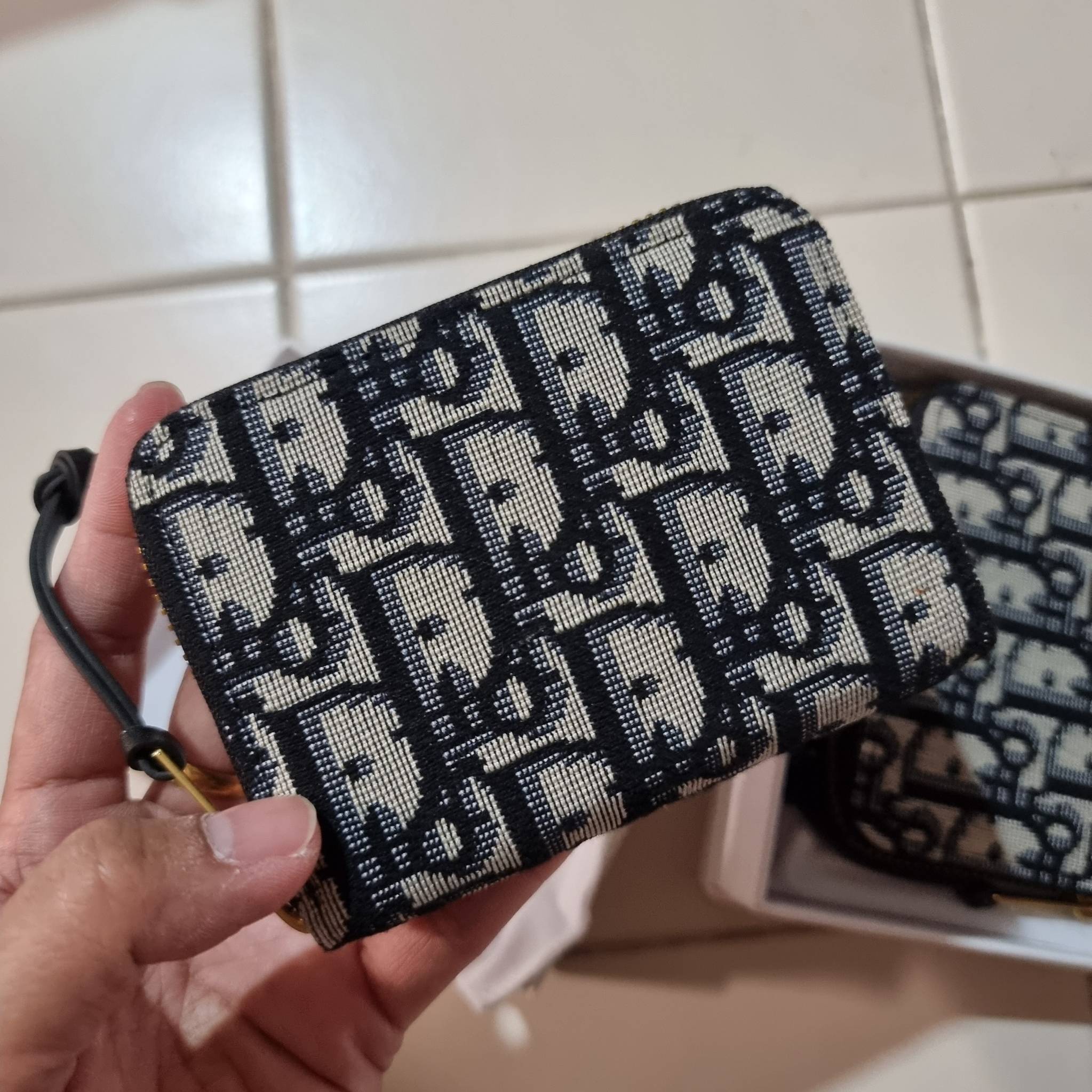 VIP 】CD ZIP AROUND SHORT WALLET WITH GWP กระเป๋าสตางค์ใบสั้นซิปรอบ พรีเมี่ยมกิ๊ฟจากเคาน์เตอร์ วัสดุผ้าแคนวาสปักลาย สลับหนังแท้ภายใน ดีไซน์เรียบหรู ผู้ดีที่สุด!! ภายในมีช่องใส่บัตร ใส่ธนบัตรได้ (แบบพับ) หรือจะพกไว้ใส่เหรียญ สะดวกใช้มากๆ มาพร้อม box set ในร