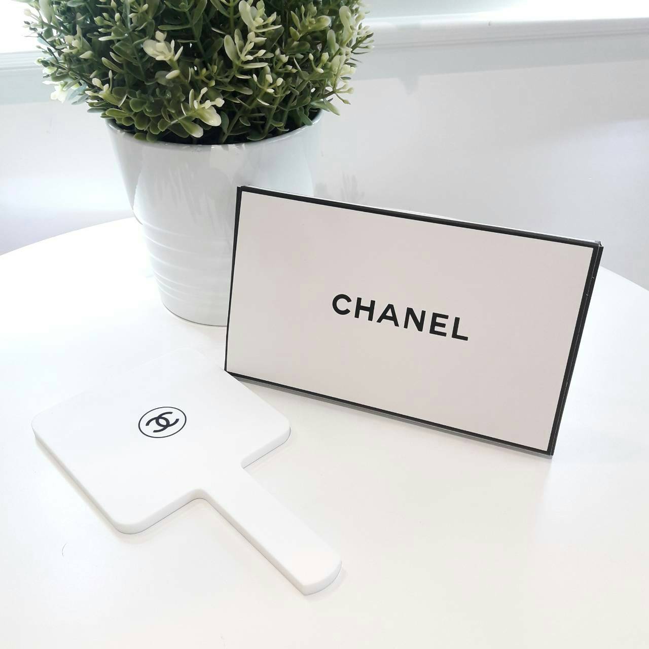 มีกระจกดีดีสักชิ้น ไว้พกติดตัวกันหรือยังคะสาวๆ? ทางร้านขอแนะนำ Chanel xoxo mirror กระจกแบบถือ ของสมนาคุณ จากแบรนด์ เครื่องสำอางค์ Chanel ตัวกระจกมีขนาดกะรัด ถือง่าย พกพาสะดวก ด้านนอกผิวลื่นเคลือบด้านสบายมือ ปั้มโลโก้แบรนด์ ด้านในเป็นกระจกใส จะส่องกี่ครั้ง