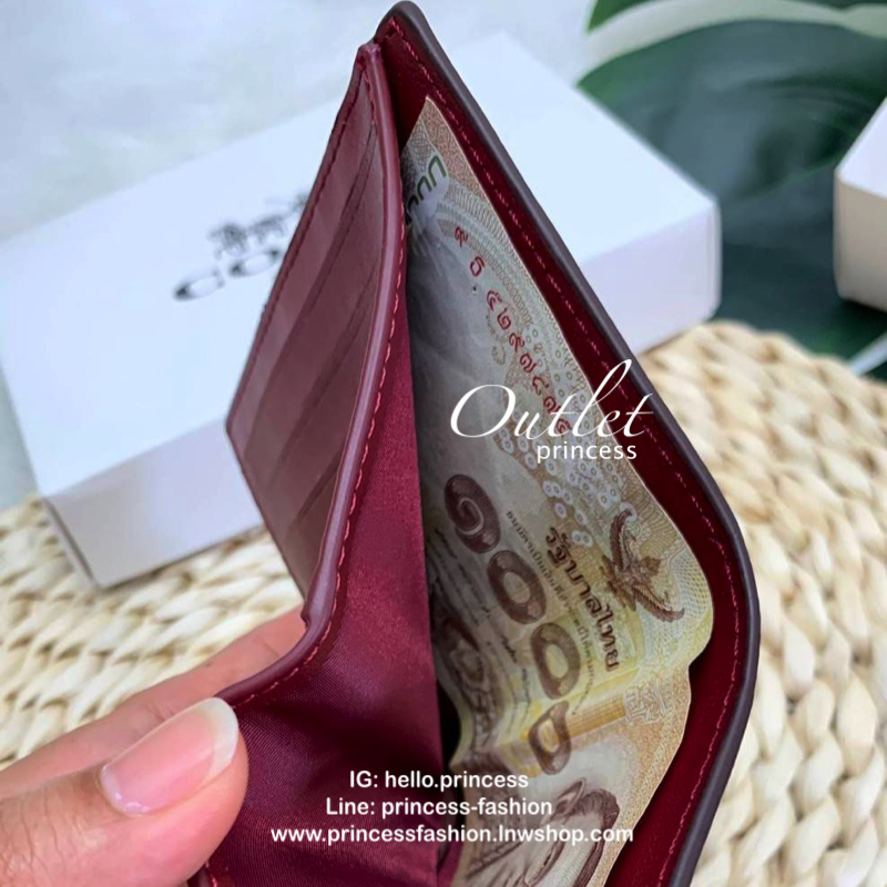 COACH SHOT WALLET BAG กระเป๋าสตางค์ใบสั้น วัสดุหนังแกะสวย ลายน่ารัก ขนาดกำลังดี เปิดปิดกระเป๋าแบบกระดุม ข้างในมีช่องใส่ธนบัตรตามยาวได้ ช่องใส่บัตรต่างๆได้ถึง 9 ใบ พร้อมช่องซิปด้านหลังใส่เหรียญหนึ่งช่องค่ะ เป็นอีกรุ่นที่น่าใช้