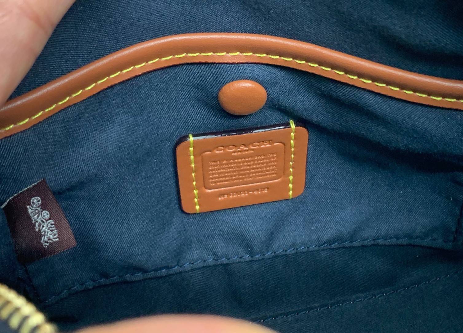 COACH LARK BAG 19 IN SIGNATURE JACQUARD พร้อมส่งที่ไทย สวยก่อนใครแน่นอนค่ะ กระเป๋าสะพายข้าง//ครอสบอดี้ร์ วัสดุหนังแท้+Jacqurd ได้ลงตัวสวยงามมากๆค่ะ มีช่องใส่ของจุกจิกทั้งด้านหน้าและหลัง ;เปิดปิดกระเป๋าแบบซิปคู่ ภายในสามารถใส่กระเป๋าเงินใบกลางได้;มือถือได้