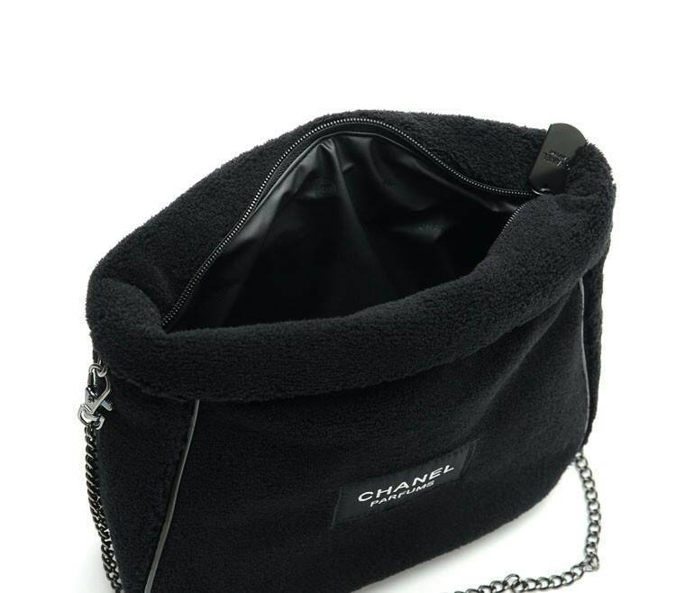 Best Seller! กระเป๋าสะพาย CHANEL PERFUME CROSSBODY BAG ของสมนาคุณจาก เคาเตอร์แบรนด์ดัง CHANEL เปิด/ปิด ด้วยซิบ มาพร้อมสายโซ่ที่ถอดได้ ด้านในซับกันน้ำ ที่จับรูดซิปเก๋ ปั้มแบรนด์ CHANEL ขนกระเป๋านุ่มเวอร์ จุของได้เยอะ ใช้เป็นกระเป๋าใส่เครื่องสำอางค์ ใช้ถือ