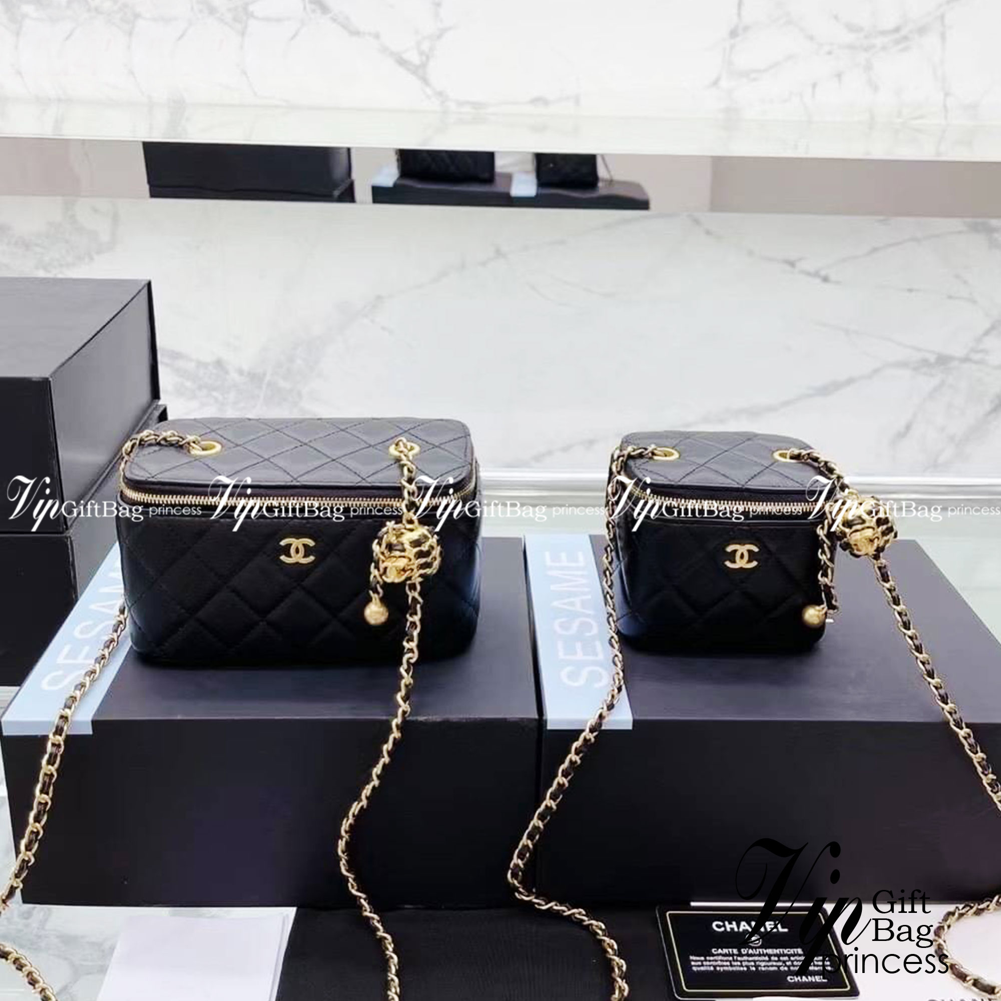 Chanel Pearl Crush Mini Vanity / Chanel Vanity crossbody bag กระเป๋าทรงกล่องใบเล็กน่ารัก มี 2 ขนาด งานหนังสวย ตอบโจทย์และครองใจสาวๆ ได้อย่างแท้จริง ดีไซน์เรียบหรู