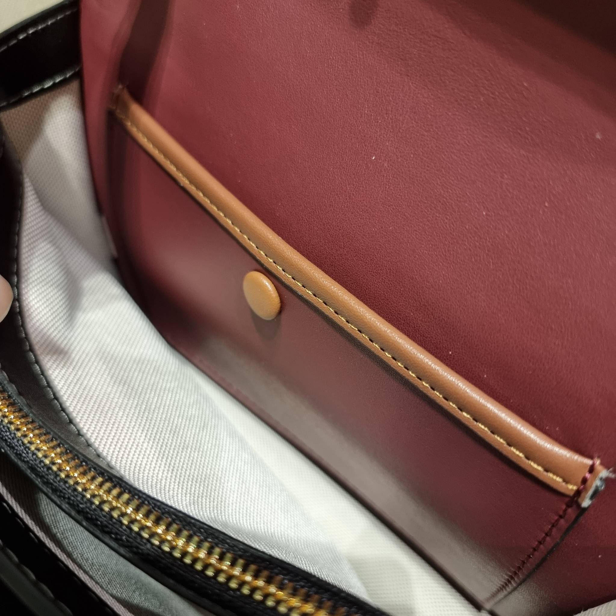 COACH C8449 HERO SHOULDER BAG / COACH C8450 HERO SHOULDER BAG IN SIGNATURE CANVAS ดีไซน์ใหม่ล่าสุด ที่มาพร้อมความหรูยกระดับ กระเป๋าถือ/สะพายข้าง ออกแบบทรงสวย คลาสสิค ขนาดกำลังพอดี ไม่ว่าจะถือ หรือสะพายสายครอส ก็ดูดีแบบไม่ต้องแต่งเติม วัสดุหนังแท้เต็มใบ ฝา