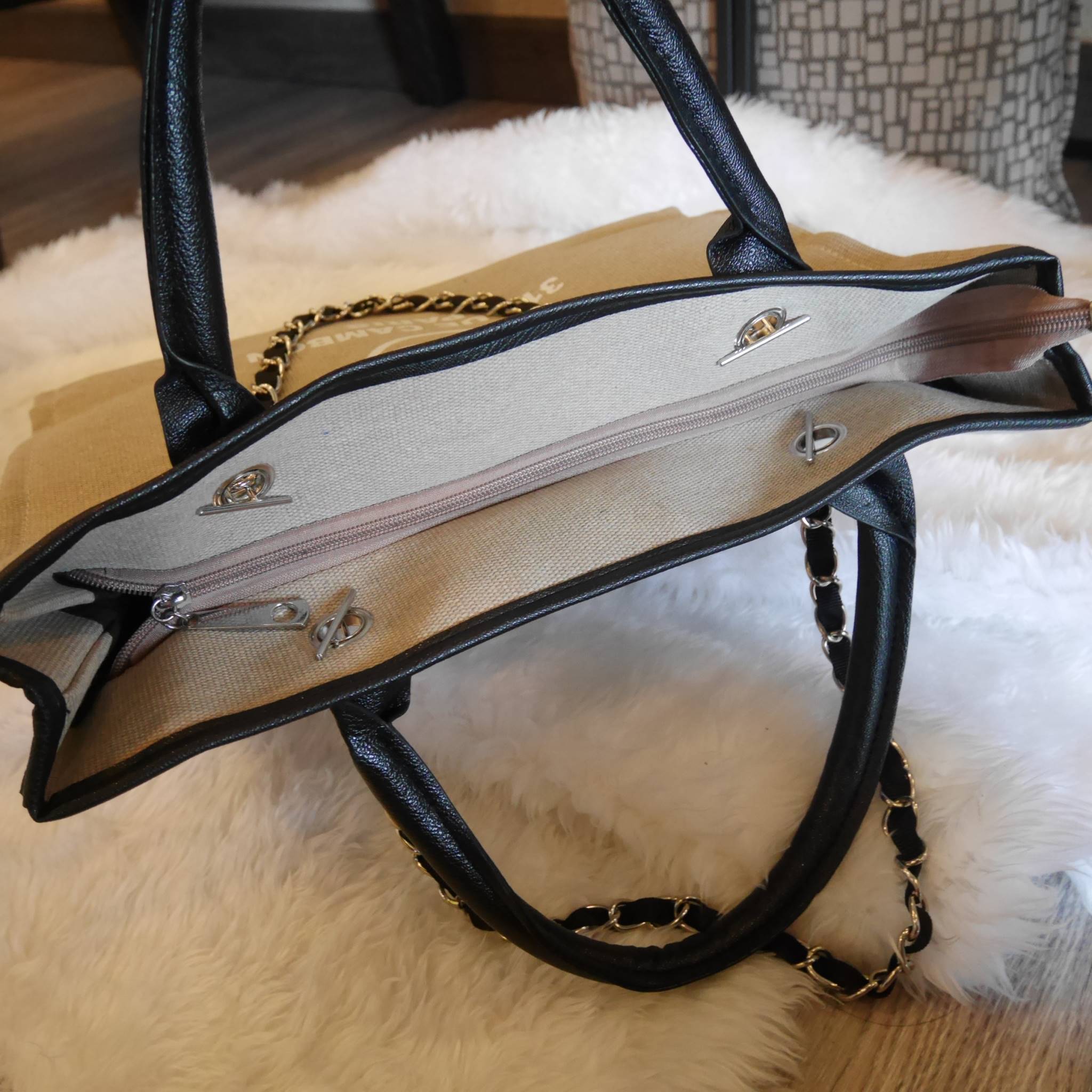 สินค้าขายดีที่สุดในสองปี **กลับมาอีกแล้วคะ งาน พรีเมี่ยมกิ้ฟจากแบรนด์ Chanel กระเป๋า ทรง Tote ผ้า canvas เนื้อหนาอย่างดี มีซับใน ด้านหน้าเพ้นโลโก้แบรนด์หรู **จุดเด่นที่ หูจับมี 2 แบบคือ แบบสายหนัง และ โซ่ สามารถ สะพายไหล่ได้คะ ใบใหญุจุของคุ้ม แต่น้ำหนักเบ