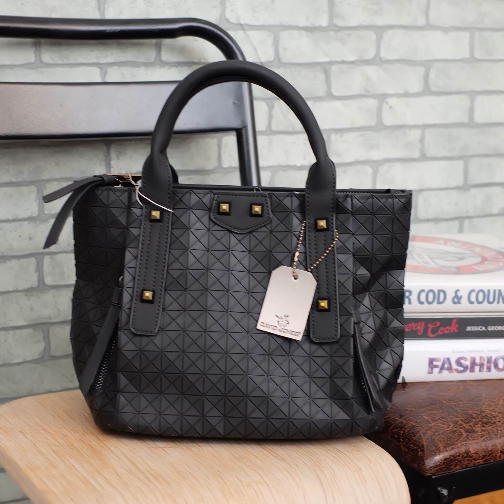 สินค้ามาใหม่ค่า สี ดำด้าน ลายใหม่ 😊 ทรงสุดฮิตจากแบรนด์ David Jones กระเป๋า ทรง Tote ตัวกระเป๋าเย็บติด ด้วยแผ่นอคิลิค สีดำสุดหรู ดีไซน์เกร๋ #จุดเด่นที่ น้ำหนักเบา สามารถ ถือ หรือ สะพายไหล่ได้คะ ใบใหญุจุของคุ้ม แต่น้ำหนักเบาคะ มีใบเดียวจบ #ควรมีติดต