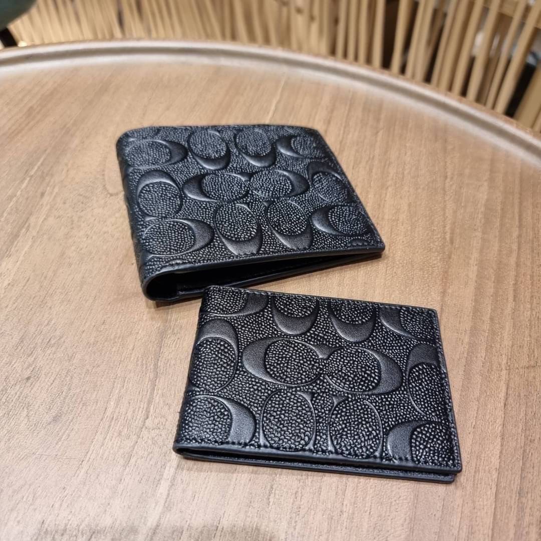 COACH 75371 COMPACT ID WALLET IN SIGNATURE CROSSGRAIN LEATHER กระเป๋าสตางค์ผู้ชาย ลาย c นูนเต็มใบ หนัง crossgrain อีกรุ่นที่ยอดขายไม่เคยตก 🤑🤑 ใบจริงดูผู้ดี ดูแพง!! ภายในมีช่องใส่บัตรได้เยอะ ใส่ธนบัตรได้ทุกใบ ซื้อให้คุณหนุ่มๆรับรองประทับใจไ