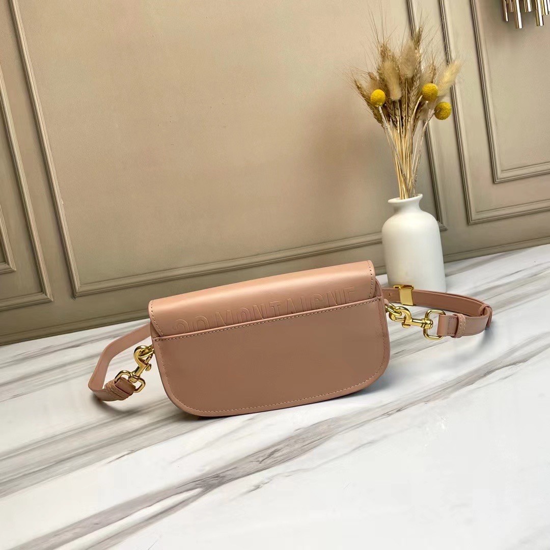 หนังแท้ DIOR BOBBY EAST-WEST BAG พร้อมส่งที่ไทย งานหนังแท้ทั้งใบเกรดออริจินอล ภาพสินค้าถ่ายจากงานขายจริง ใช้งานต่างประเทศได้ รุ่นใหม่ในฤดูกาลนี้ เพิ่มความทันสมัยให้กับซิลลูเอทของ Hobo ผ่านเส้นสายที่สง่างามและสัดส่วนที่กลมกลืนกัน สไตล์หนังลูกวัว โดดเด่นด้ว