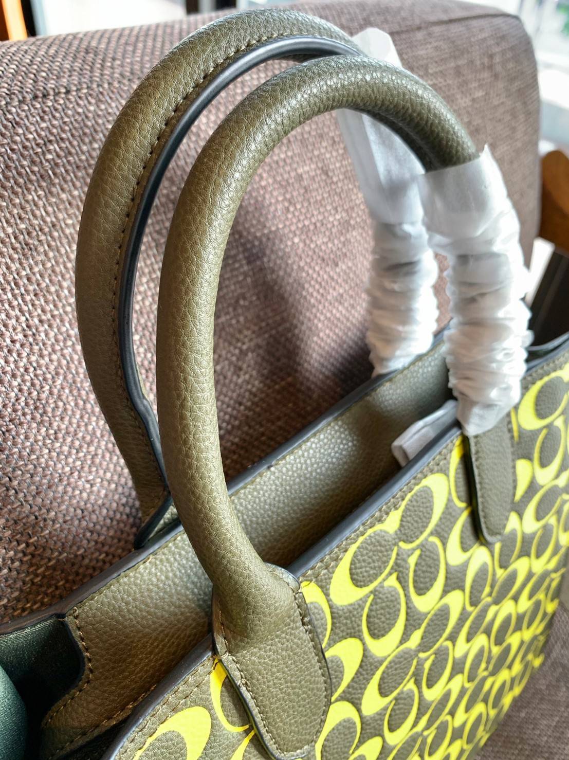 COACH COLORFUL GOTHAM TOTE SIGNATURE ((CA814)) รุ่นนี้ใช้ได้ทั้งผู้ชายและผู้หญิง ขนาดกลางๆกำลังสวยเลยค่ะ ใหม่ล่าสุด ก่อนใคร! กับกระเป๋าที่รังสรรค์สีออกมาได้สดใส เรียกได้ว่าจัดเต็มในเรื่องสีมีเดียวค่ะ หนังแท้ ลายหนังสวย บวกกับโลโก้แบรนด์ทั้งใบที่ลงลายสีได้