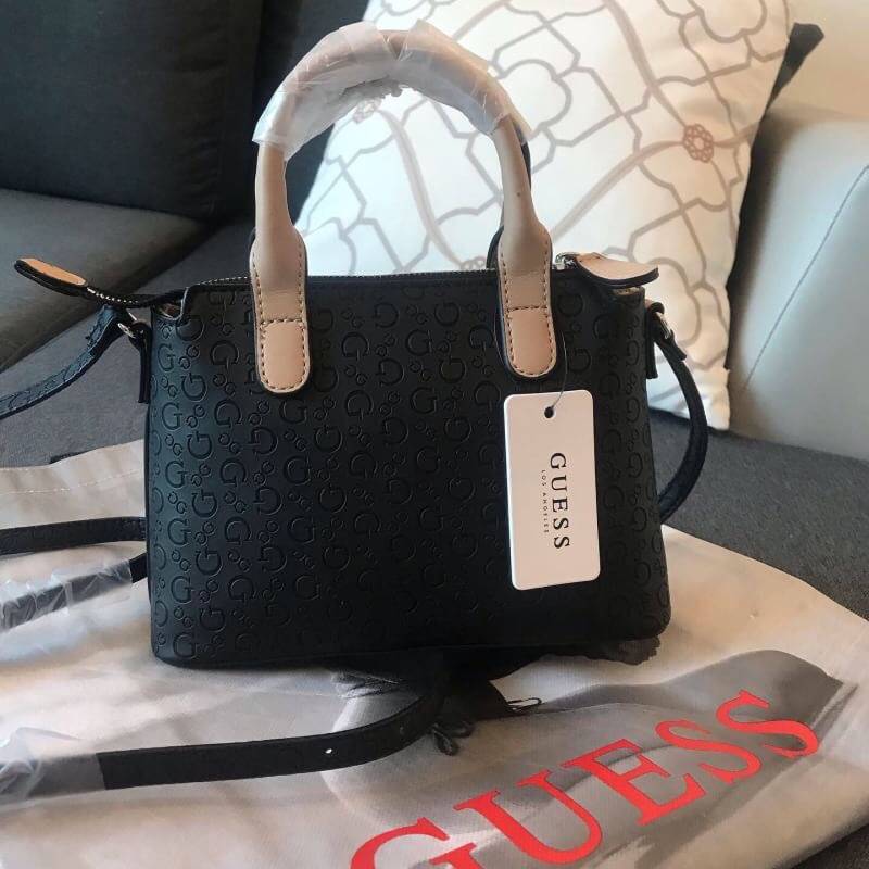 GUESS BALDWINPARK MINI BAG กระเป๋าถือหรือสะพาย วัสดุ Saffiano PU คุณภาพดี นิ่ม น้ำหนักเบา ด้านหน้าประดับด้วยโลโก้แบรนด์สวยหรู ตัวกระเป๋าลาย G ทั้งใบ เปิดปิดกระเป๋าด้วยซิปสะดวกใช้ ด้านในโล่งกว้างมีช่องสำหรับใส่ของหลายช่อง ใส่กระเป๋าสตางค์ใบกลางได้ ใส่Iphon
