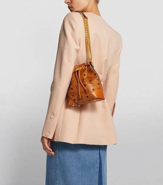 M.C.M SOFT BERLIN VISETOS DRAWSTRING MINI BAG สำหรับสาวๆสายแฟชั่นที่ชอบรายละเอียดแบบชิคๆขอแนะนำสำหรับรุ่นนี้ เป็นกระเป๋าที่สามารถจุของได้กำลังดี