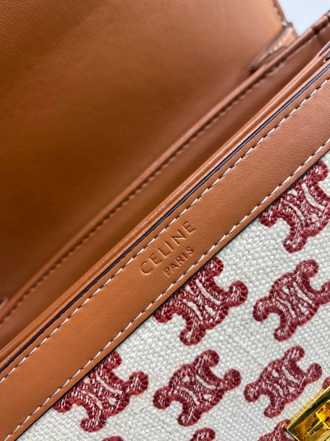 พรีเมี่ยมกิ๊ฟแท้ 100% 】พร้อมส่งที่ไทย ที่นี่ที่เดียว CELINE TRIOMPHE CROSSBODY BAG VIP GIFT WITH PURCHASE-GWP พรีเมี่ยมกิ๊ฟ Limited Edition จาก CELINE PERFUME DUTY FREE COUNTER วัสดุ CANVAS & LEATHER ดีไซน์ยอดนิยมสไตล์สาว LISA