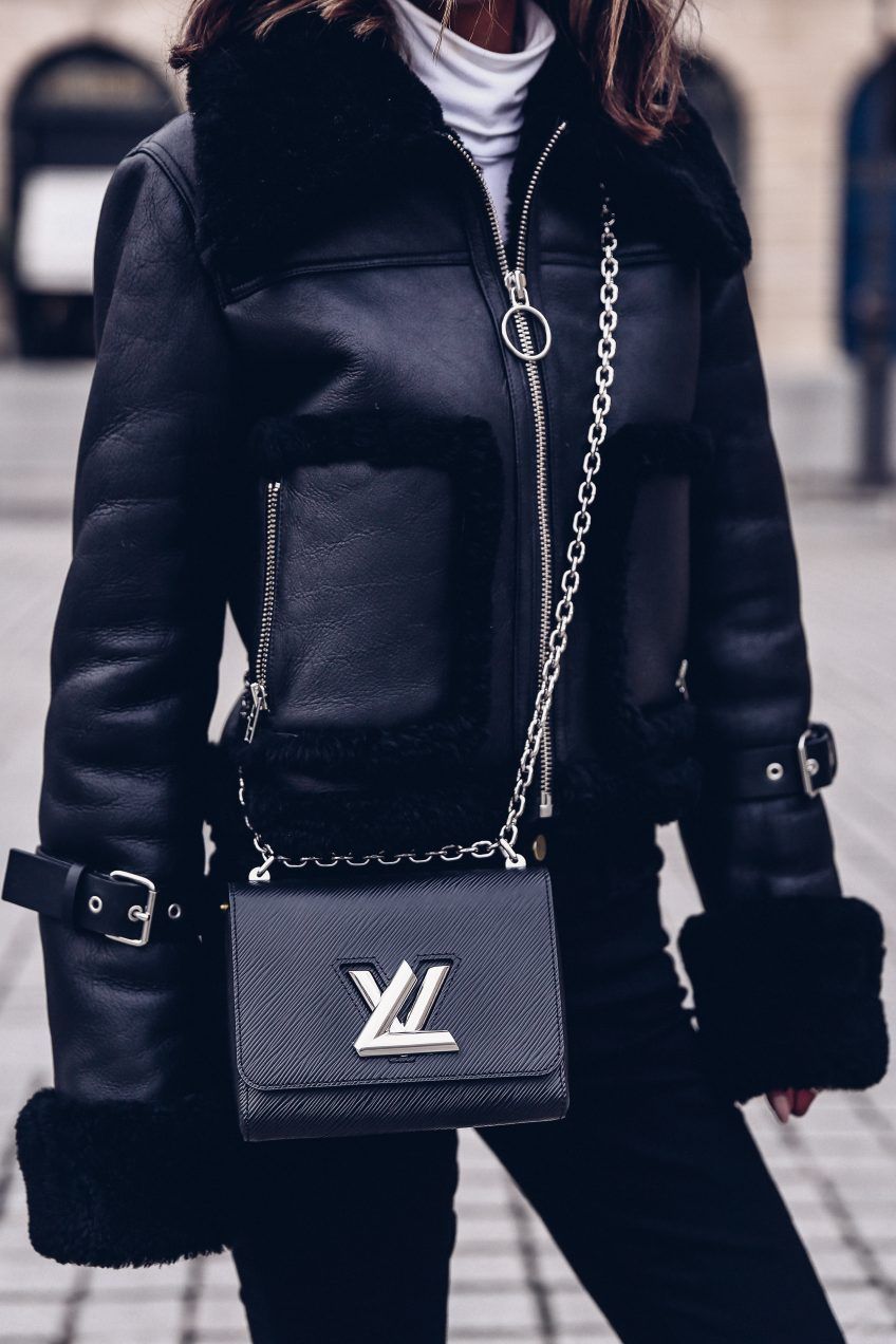 VIP 】หนังแท้ LOUIS VUITTON Epi Twist Shoulder Bag MM 4 สี พร้อมส่งที่ไทย