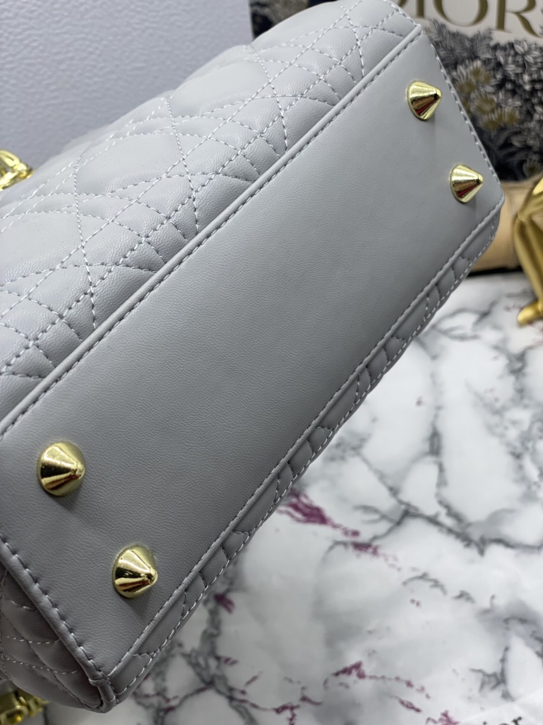 หนังแท้ DIOR LADY BAG 20cm ความสง่างามอีกหนึ่งรุ่นของ Dior รูปทรงสีเหลียม ขนาดกระทัดรัด ตั้งอยู่ทรง ฐานกระเป๋าแข็งแรง มีหมุดรองฐาน ดีไซน์ที่มีเอกลักษณ์เฉพาะตัว ด้านหน้าตกแต่งด้วยตัวอักษร D.I.R ห้อยเป็นพวงกุญแจ จะถือด้วยมือหรือสะพายไหล่ก็ดูดีมากๆ ค่ะ