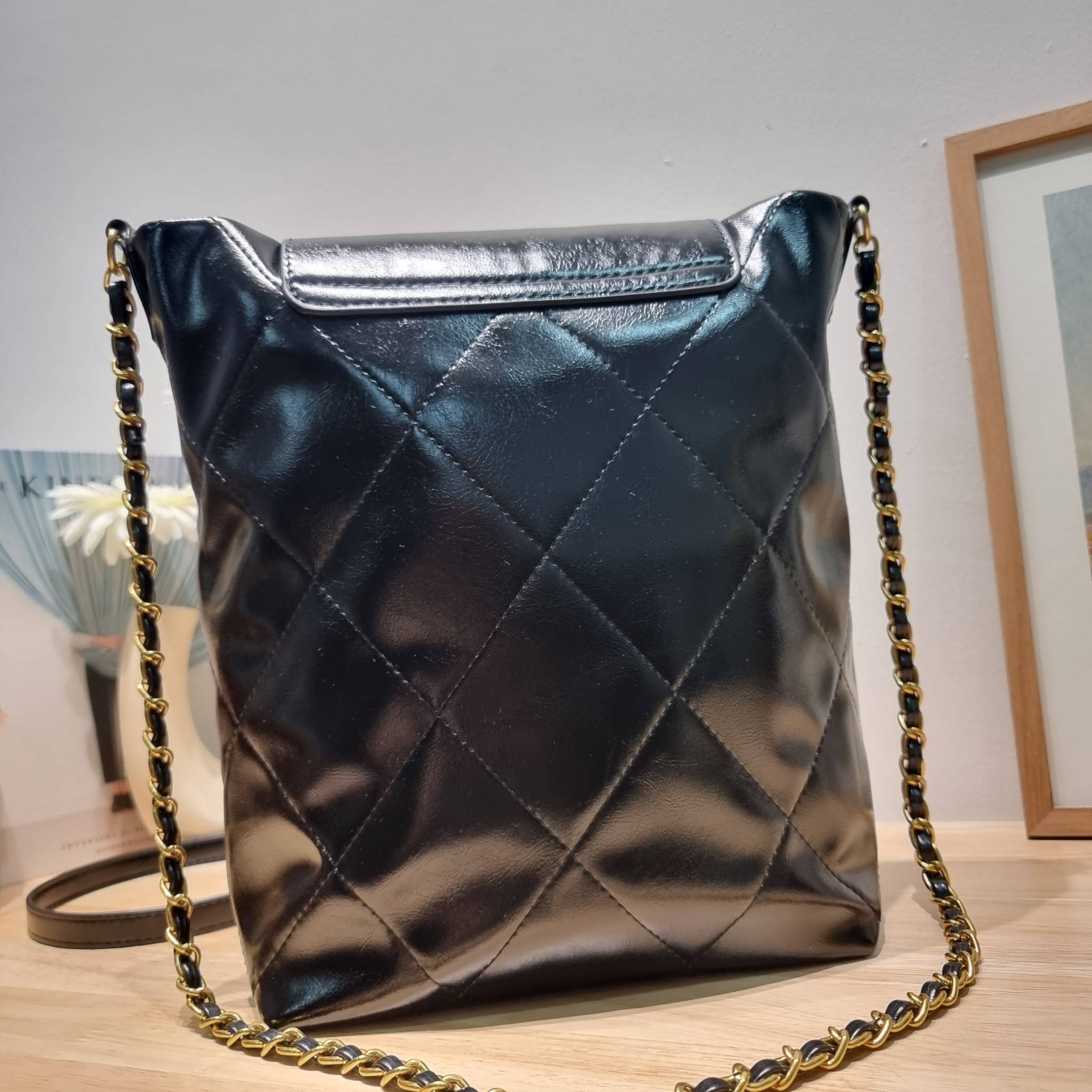 Chanel crossbody tote bag ไอเท็มเอ็กซ์คลูซีพ กระเป๋าสะพายรูปทรงโท้ทสะดวกใช้ มีฝาปิดกระดุมแม่เหล็กให้ในตัว และยังมีใบลูกอีกด้วย โดดเด่นด้วยโลโก้เอกลักษณ์สีทองหรู