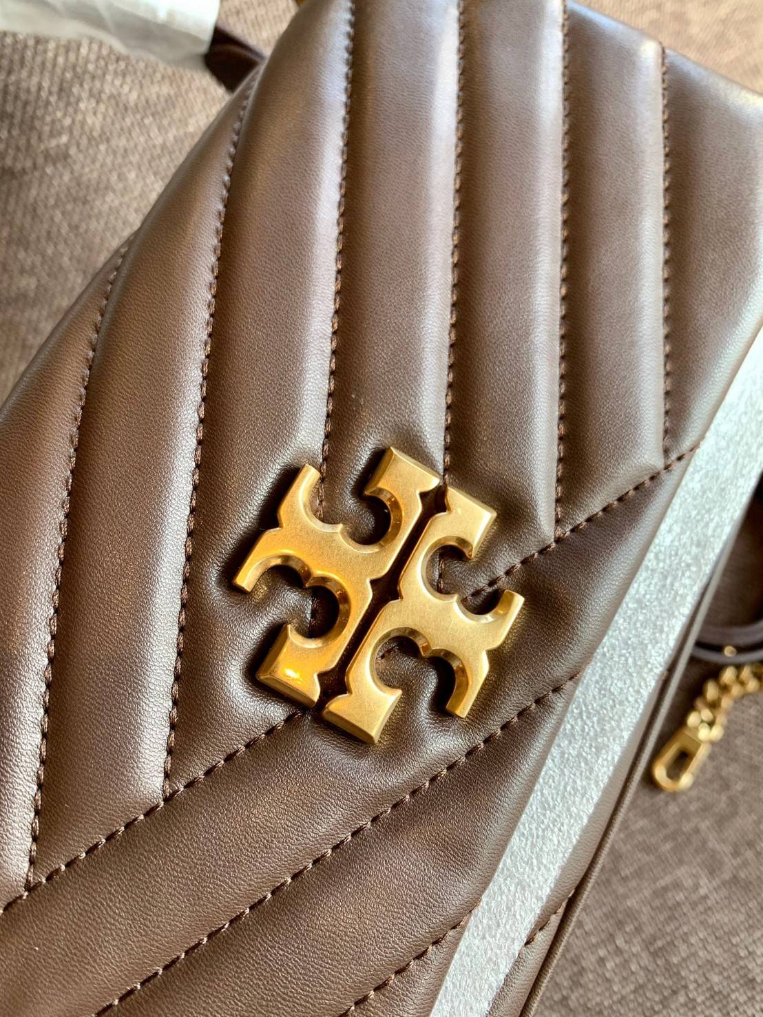 สีออกใหม่ แถมหายากด้วยค่าา! TORY BURCH KIRA CHEVRON SMALL FLAP SHOULDER BAG พร้อมส่งที่ไทย จำนวนจำกัดค่ะ! ✔️กระเป๋าคล้องไหล่หรือสะพายข้างได้ เปลี่ยนลุคดูไม่จำเจ 🔺หนังแกะแท้ ซึ่งจะคุณภาพดี เงา นิ่ม และราคาสูงกว่าหนังวัวนะคะ!