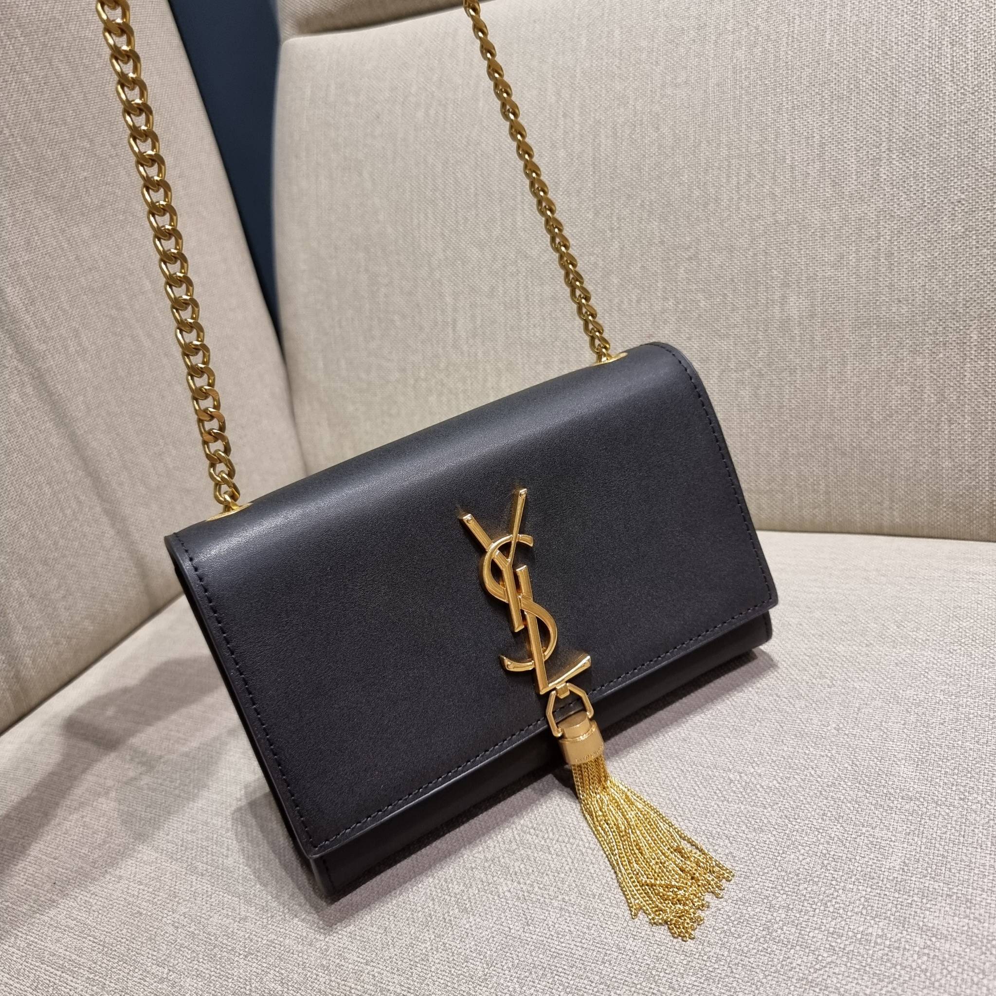 Yves Saint laurent small kate bag สุดหรู ทรง woc ที่แสนจะฮอตปรอทแตก ดีไซน์เรียบ แต่แอบมีดีเทลความหรูที่พู่ห้อยสีทองโดดเด่น เพิ่มความแพงอีกหนึ่ง วัสดุหนังแท้สัมผัสดีงาม ใช้งานง่ายเพียงแค่เปิด-ปิดด้วยกระดุมแม่เหล็ก ภายในเป็นช่องโล่ง มีช่องใส่บัตร ใส่มือถือ 