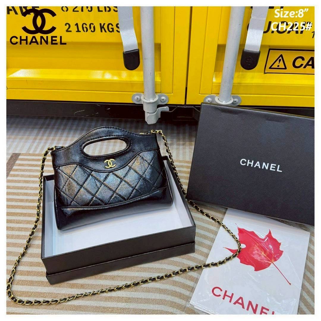 Chanel 31 Mini Shopping Bag กระเป๋าสะพายพร้อมหูจับในตัวทรงสวยมาก ขนาดกำลังดี ปุ๊กปิ๊กน่ารัก ใช้งานสะดวก แมทชุดง่าย ทุกลุค ทุกสไตล์ เป็นไอเท็มสวยรับทรัพย์ก่อนปีใหม่ได้เลย