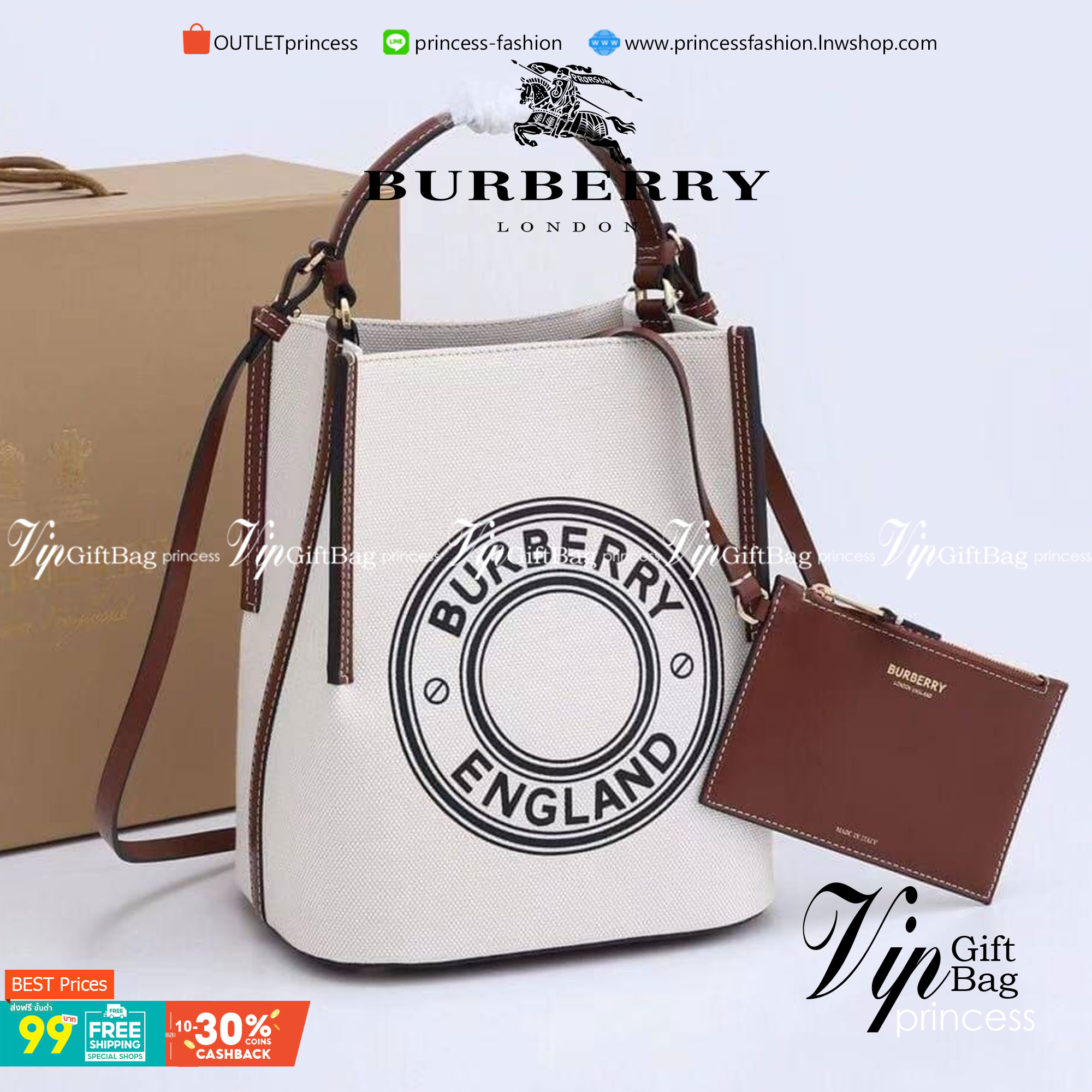 หนังแท้ BURBERRY FRAGRANCES CROSSBODY BUCKET BAG วัสดุ Canvas & Leather สวยหรูอยู่ทรงมาพร้อมกระเป๋าคลัชใบเล็กสีน้ำตาลเข้าชุด ภายในโล่งกว้างและจุ สามารถใส่กล้อง มือถือ ของใช้ได้เยอะ มือจับหนังแข็งแรงหิ้วถนัดมือพร้อมสายสะพายหนังยาวปรับระดับได้ อะไหล่แบรนด์ส