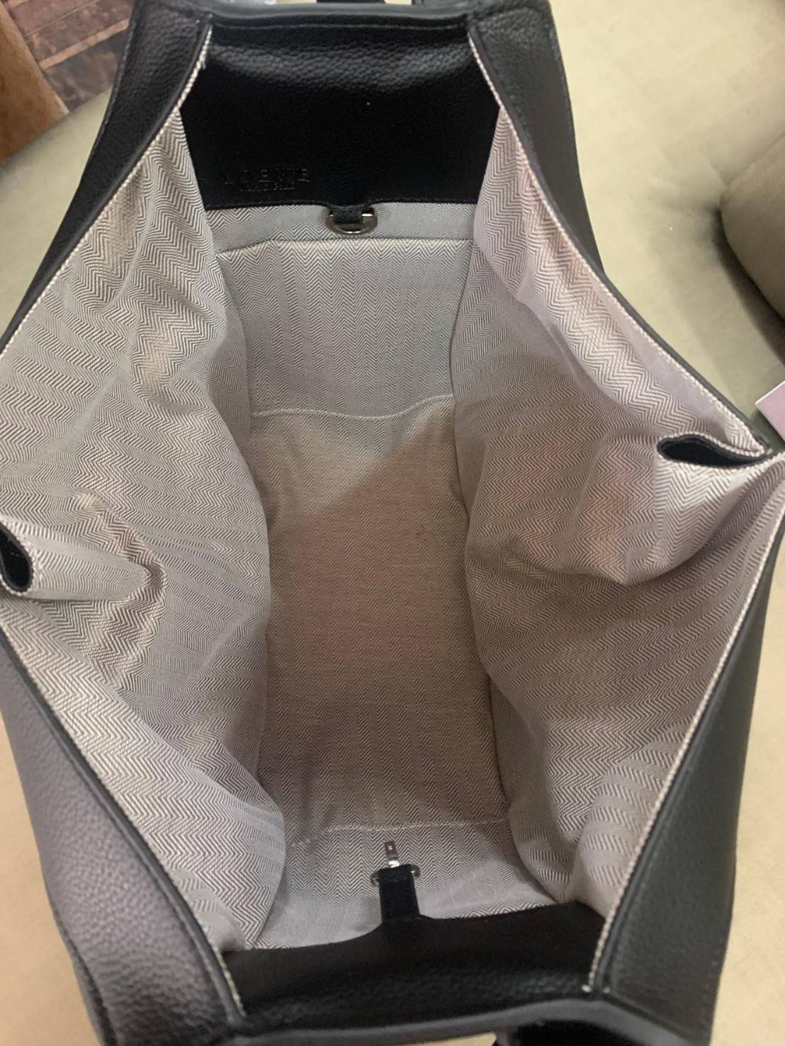 Loewe Hammock Bag / Loewe Small Hammock Leather Bag / กระเป๋าสไตล์แคชชวล มีจุดเด่นตรงการออกแบบทรงกระเป๋าให้ดูคล้ายกับเปลนอน ให้ความรู้สึกสบายๆ