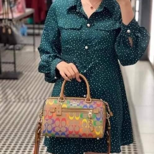 COACH ROWAN SATCHEL IN RAINBOW SIGNATURE CANVAS (COACH C4396)🌈 คอลเลคชั่นที่มาแรงที่สุด ร้อนแรงได้อย่างไม่มีแผ่วลงเลยสักนิด! โดดเด่น สดใส สะดุดตา🌈 ระดับตัวTOP ต้องยกให้เธอเลย กับ COACH ทรงหมอน 10" คอลเลคชั่นนี้// วัสดุหนังแคนว