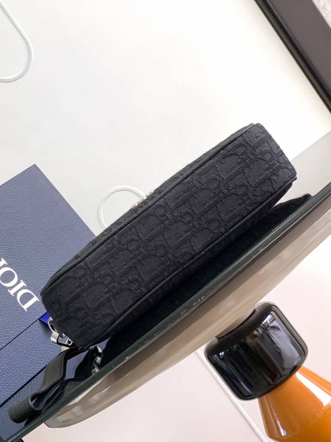 DIOR TOILETRY BAG Oblique Jacquard / Dior Toiletry Handbag พร้อมส่ง กระเป๋าถือมีสายคล้องมือ สวยหรูหราเป็นเอกลักษณ์แบรนด์ **สินค้าเกรดท็อปออริจินอล 1:1 สลับแท้ เกรดดีสุด ใช้งานต่างประเทศได้