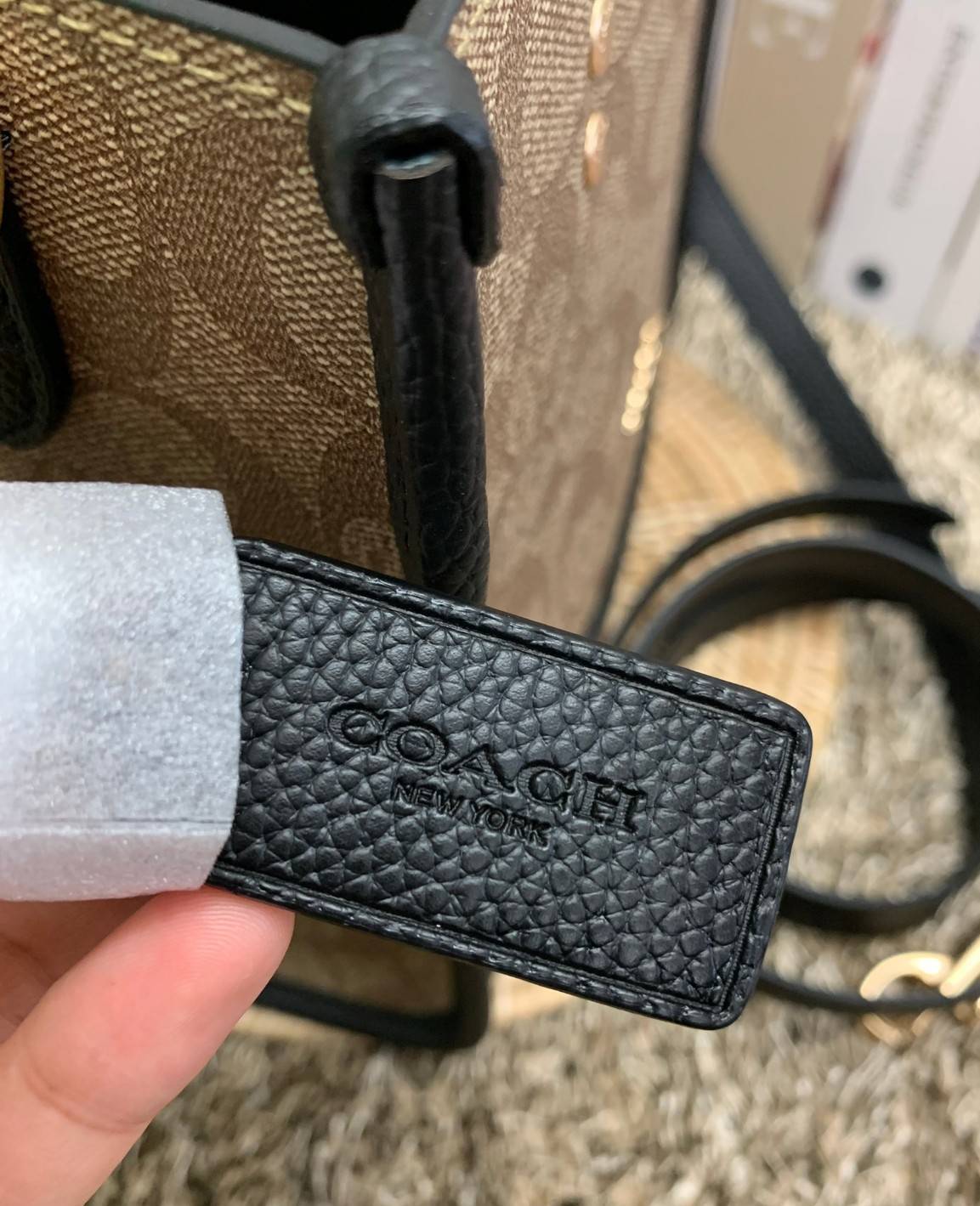 น่าใช้มากๆ สวยเกินราคาไปเลยจร้าา😘 COACH FIELD TOTE 22 SMALL BAG ((C5122)) พร้อมส่งความสวยที่ไทยค่ะ! กระเป๋าหิ้วหรือสะพายข้างได้ หนังแท้นิ่ม ใบจริงสวยมากๆเลยค่ะ ปากกระเป๋าแบบกระดุมแม่เหล็ก ภายในกว้างใส่ของจำเป็นของสาวๆได้เยอะเลย มีช่องซิปและช่องเล็