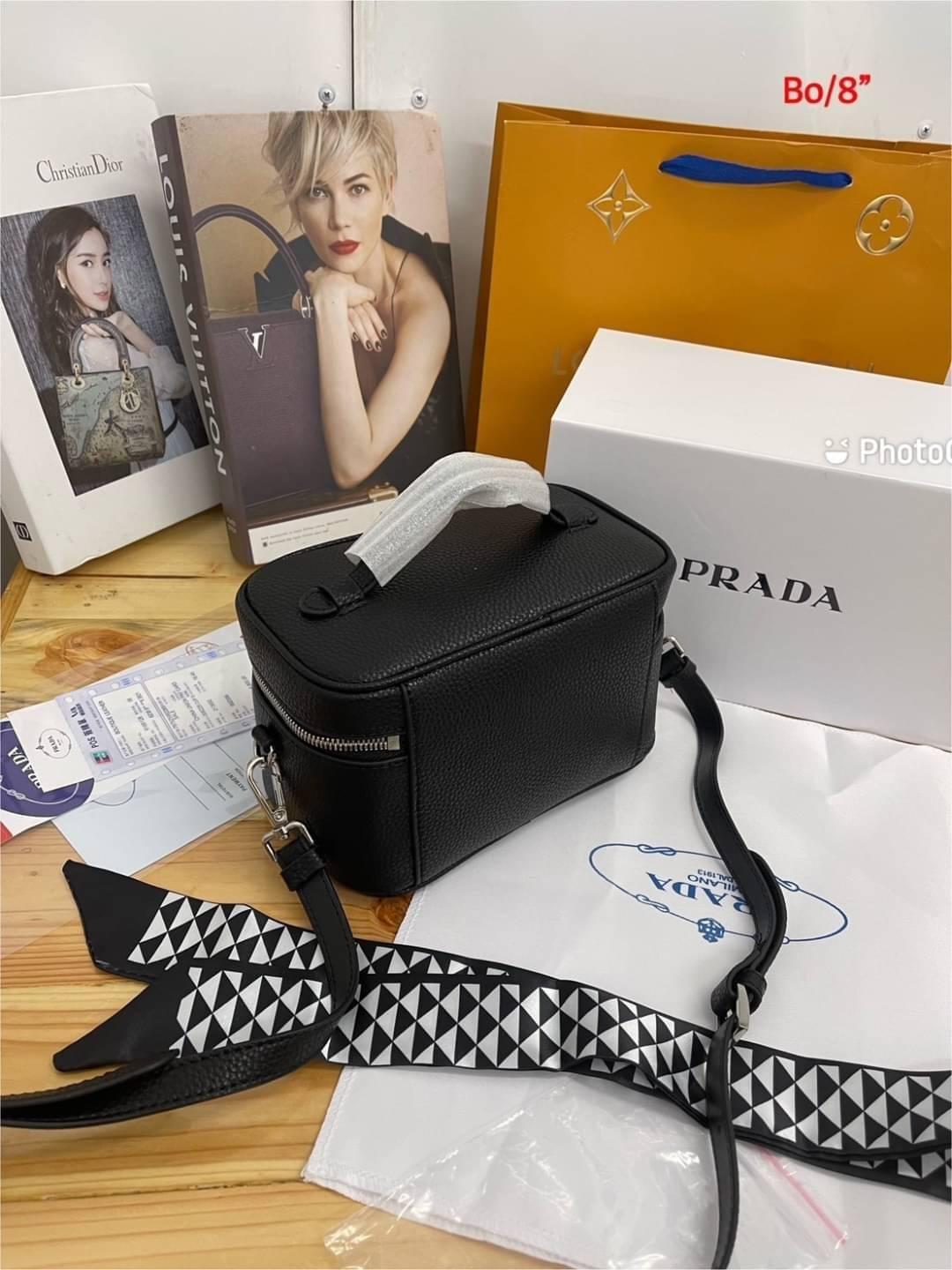 PRADA BOX Leather Shoulder Bag กระเป๋าทรงกล่อง ดีไซน์ยูนีค ไม่ซ้ำ สวยมีสไตล์ มีหูจับในตัว และสายสะพายข้างมาให้ ภายในเป็นช่องโล่ง จัดไปเท่ก่อนใครได้เลย