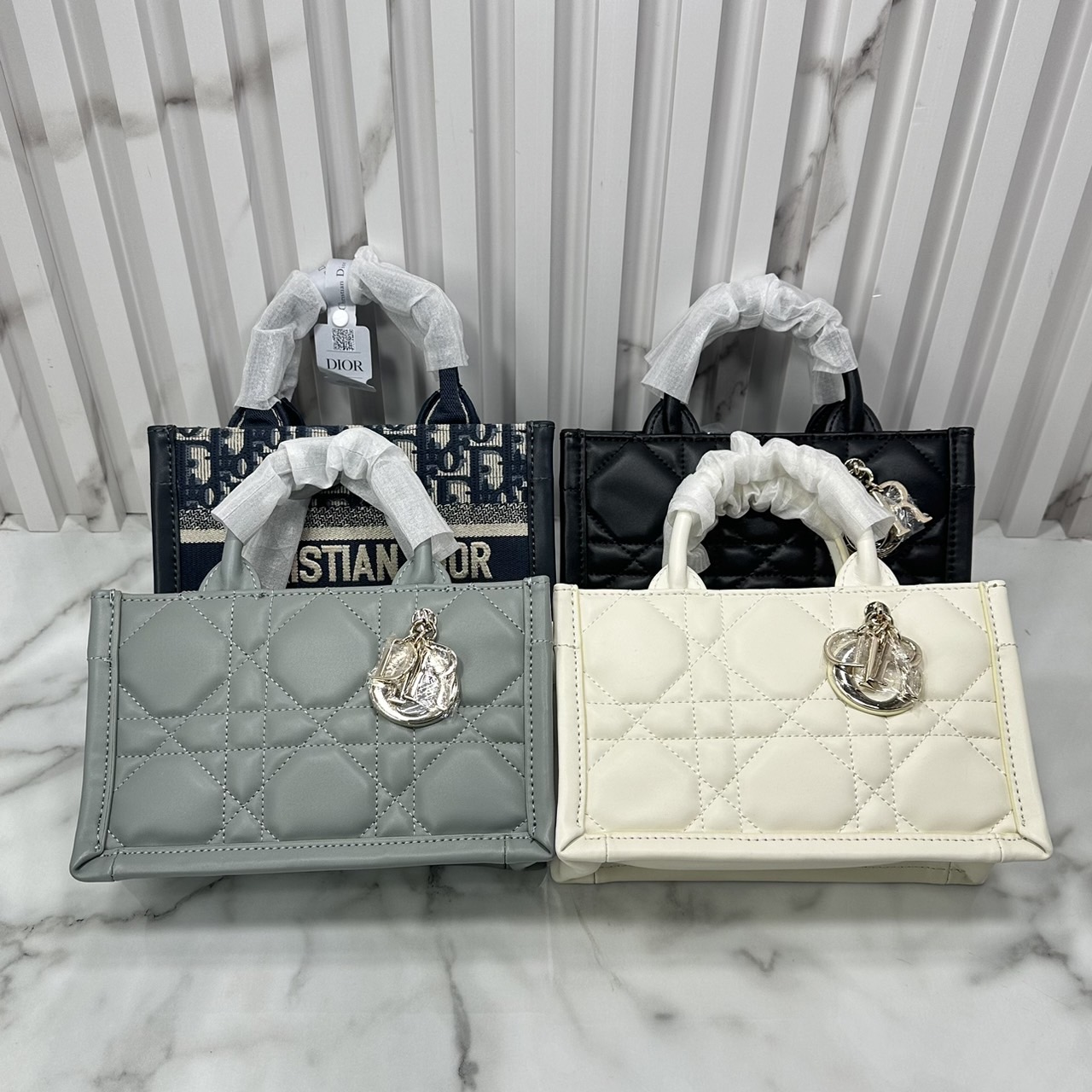 Dior mini book tote macro cannage bag กระเป๋าทรงโท้ทสุดฮิต ไซส์มินิ ดีไซน์ใหม่ หนังสวย พกพาไปไหนก็ได้ คล่องตัวและแมตช์ง่ายสุดๆ เกรดท็อปไฮเอน 1:1 ใช้งานต่างประเทศได้