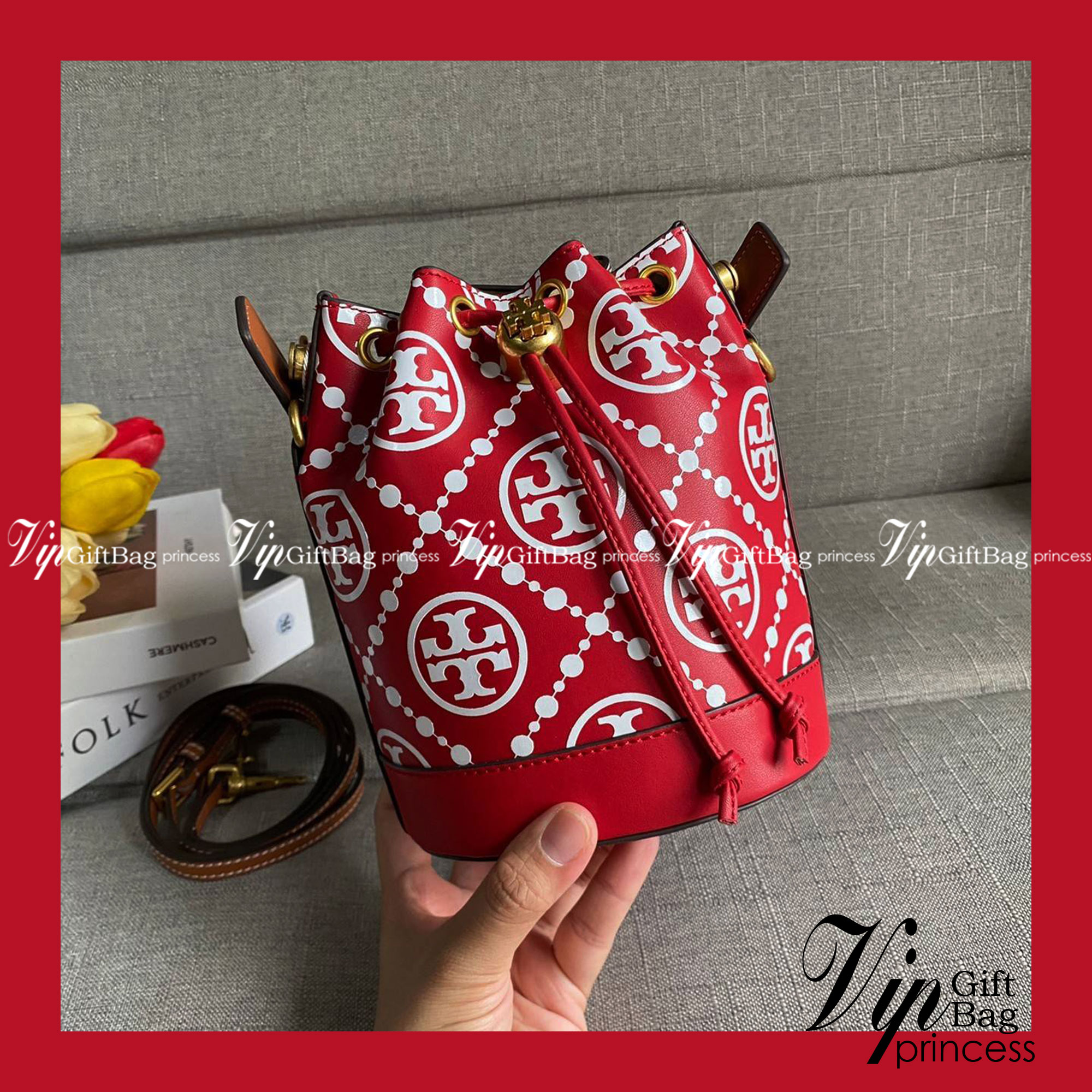 TORY BURCH T Monogram Embroidered Mini Bucket Bag ถูกหรือแพงต้องแดงไว้ก่อนเลยค่ะ ^^ กระเป๋าทรงบักเก็ตใบเล็กน่ารัก สุดหรูหรา ทรงสวย โด่ดเด่นลายพิมพ์ monogram วัสดุหนังอย่างดี เปิด-ปิดแบบหูรูด ล็อดด้วยปุ่ม อะไหล่ทองสวยงาม มาพร้อมสายยาว ปรับสายได้ ถอดสายได้ 