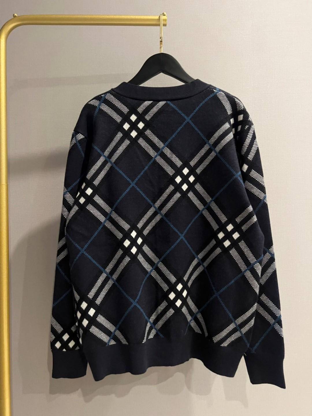 TOP ORI | BURBERRY CARDIGAN งานไหมพรม ลายใหม่สุดคลาสสิค ผ้าดีหนานุ่ม งานสวยตัวเดียวไว้ keep look เสื้อสเวตเตอร์งานแบรนด์ เนื้อผ้าอย่างดีงานนำเข้าจากโรงงานเทียบแบรนด์ เกรดท็อปออริจินอล เกรดดีสุด เทียบแท้