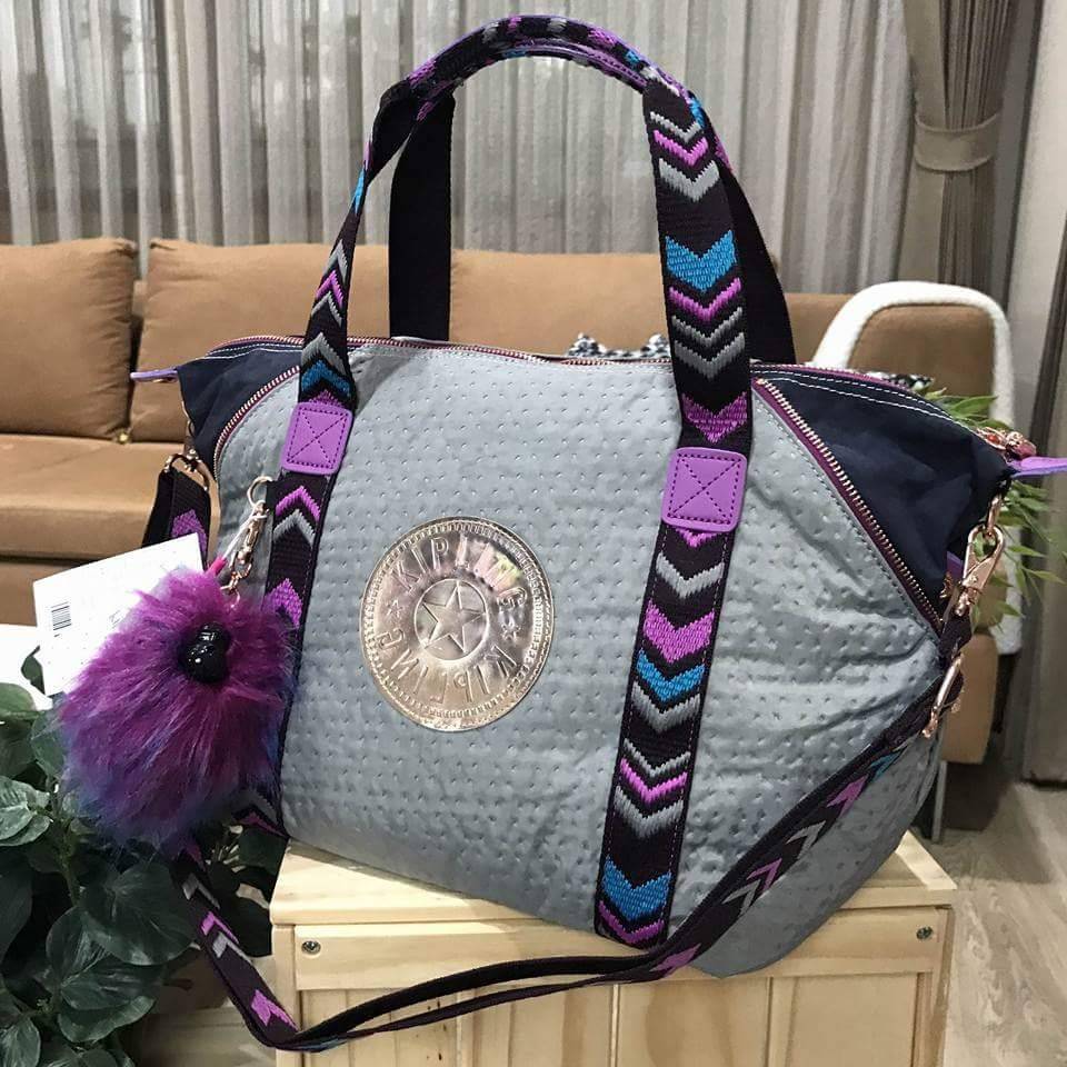 Kipling Shoulder Bag 2017 k13848 [Kipling factory oem HK] กระเป๋าถือหรือสะพายข้าง วัสดุไนล่อนพิเศษ กันน้ำ ได้ในระดับนึง ด้านหน้าติดโลโก้ตัวใหญ่ ด้านข้างเป็น กระดุม มีซิปเสริมสามารถเก็บหรือขยายทรงได้ เปิดปิด กระเป๋าด้วยซิป ด้านในโล่งกว้าง ใส่ของจุพอสมควรค่