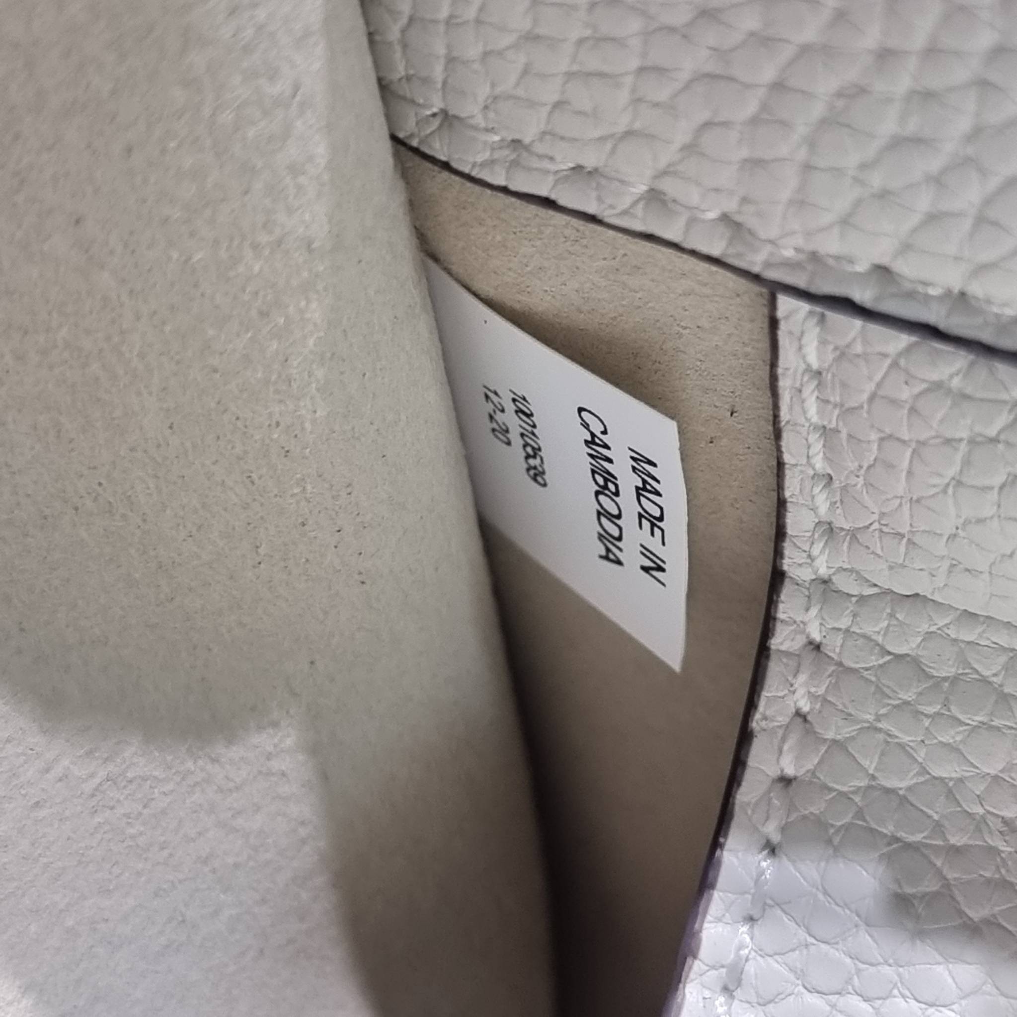 TORY BURCH MILLER TOP HANDLE SATCHEL ใหม่ล่าสุด กับกระเป๋าสะพายรุ่นยอดนิยม ที่มาในดีไซน์ top handle ให้สะดวกใช้ได้มากขึ้นด้วยหูจับในตัว โดดเด่นด้วยโลโก้สีทอง ด้านหน้าและด้านหลังมีช่องเปิดเก็บของได้