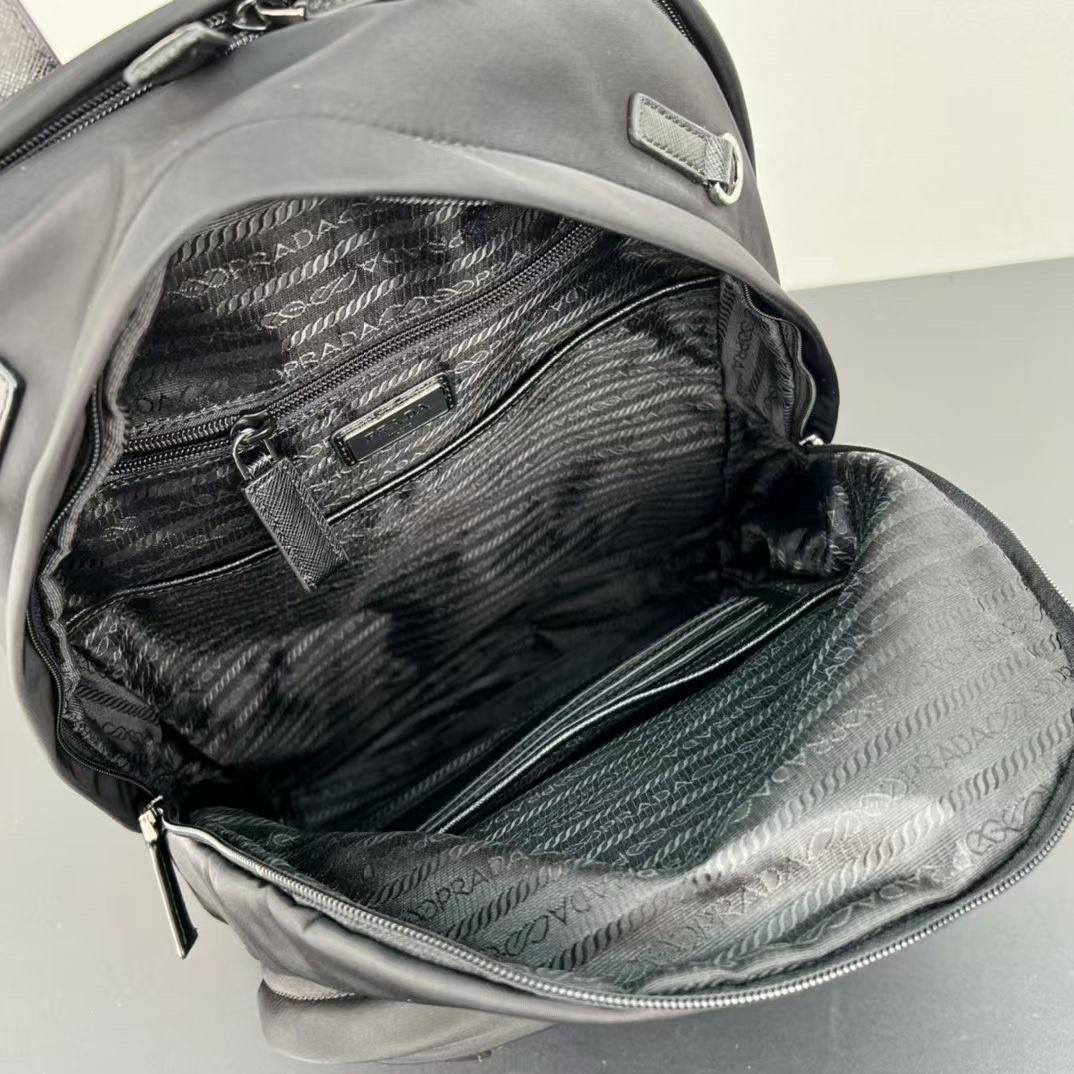 Ori หนังแท้ | Prada Re-Nylon and Saffiano leather backpack กระเป๋าเป้สะพายหลังไนลอนใบใหญ่จุของได้เยอะ ดีไซน์ล้ำสมัยสัมผัสความหรูหราคลาสสิก