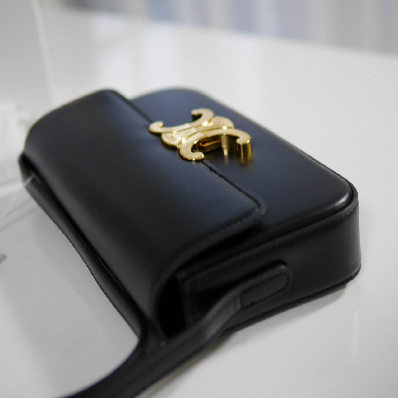 พร้อมส่งที่ไทยแล้วกับ CELINE TRIOMPHE SHOULDER BAG หนังทั้งใบลายสวยหรู ด้านในเปิดด้วยด้วยที่บีบโลโก้อะไหล่ทอง จุของได้กำลังดี ใส่โทรศัพท์ กระเป๋าสตางค์ใบสั้น ของจุกจิกได้ เหมาะกับสาวๆในวัน