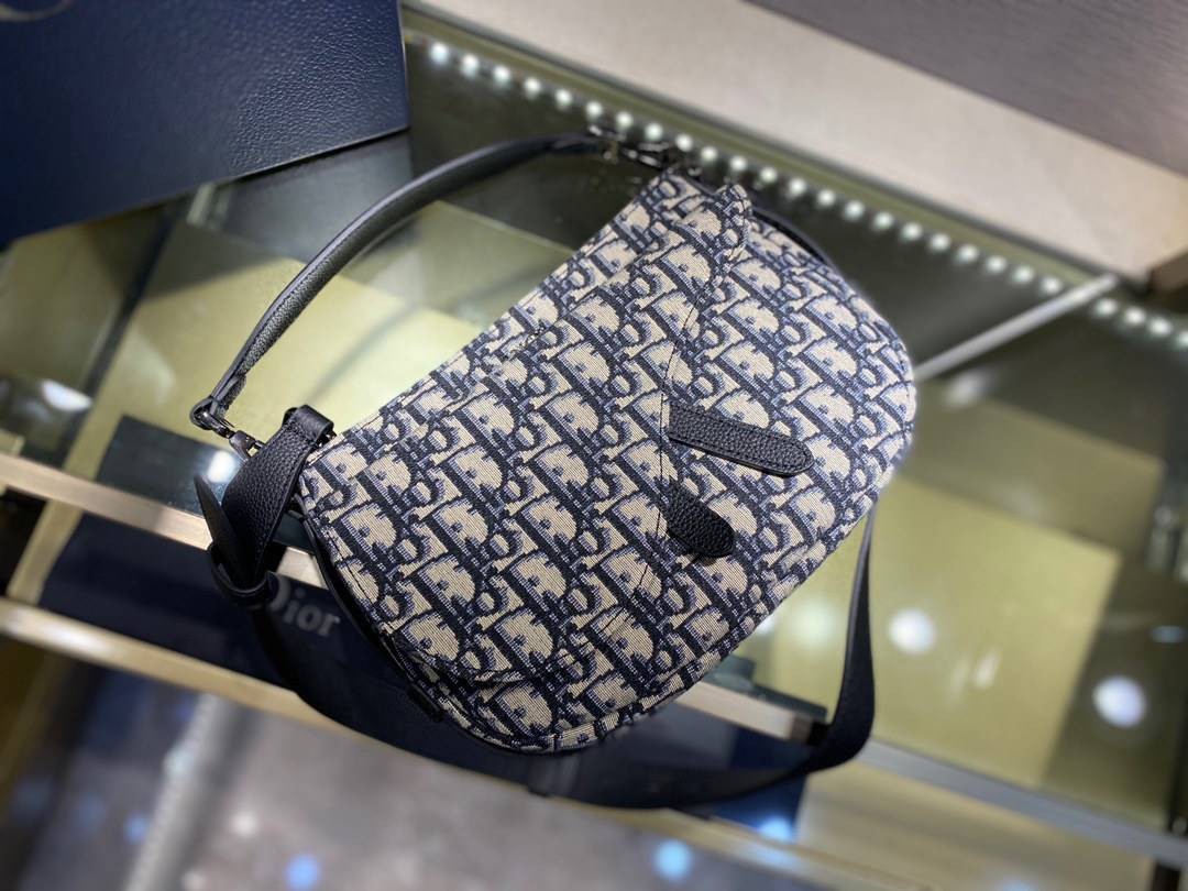 หนังแท้ DIOR MINI SADDLE SOFT BAG Beige and Black Dior Oblique Jacquard พร้อมส่งที่ไทย งานหนังแท้และผ้าแจ็คการ์ดออริจินอล ภาพสินค้าถ่ายจากงานขายจริง ใช้งานต่างประเทศได้