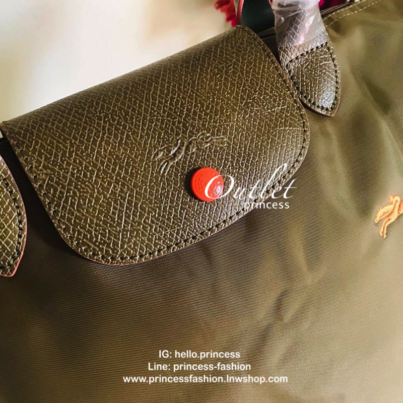 Size : M Longchamp Le Pliage Club Tote Bag กระเป๋าสะพายรุ่นยอดนิยม วัสดุเนื้อผ้า Nylon Canvas เคลือบกันนำ้ ตัดด้วยหนังแท้ น้ำหนักเบา ดีไซน์เรียบง่ายแต่เต็มไปด้วยความคลาสสิก เป็นที่ชื่นชอบไปทั่วโลก Longchamp ปรับโฉม LE PLIAGE ด้วยการปักลายรูปม้า-ตราสัญลักษ