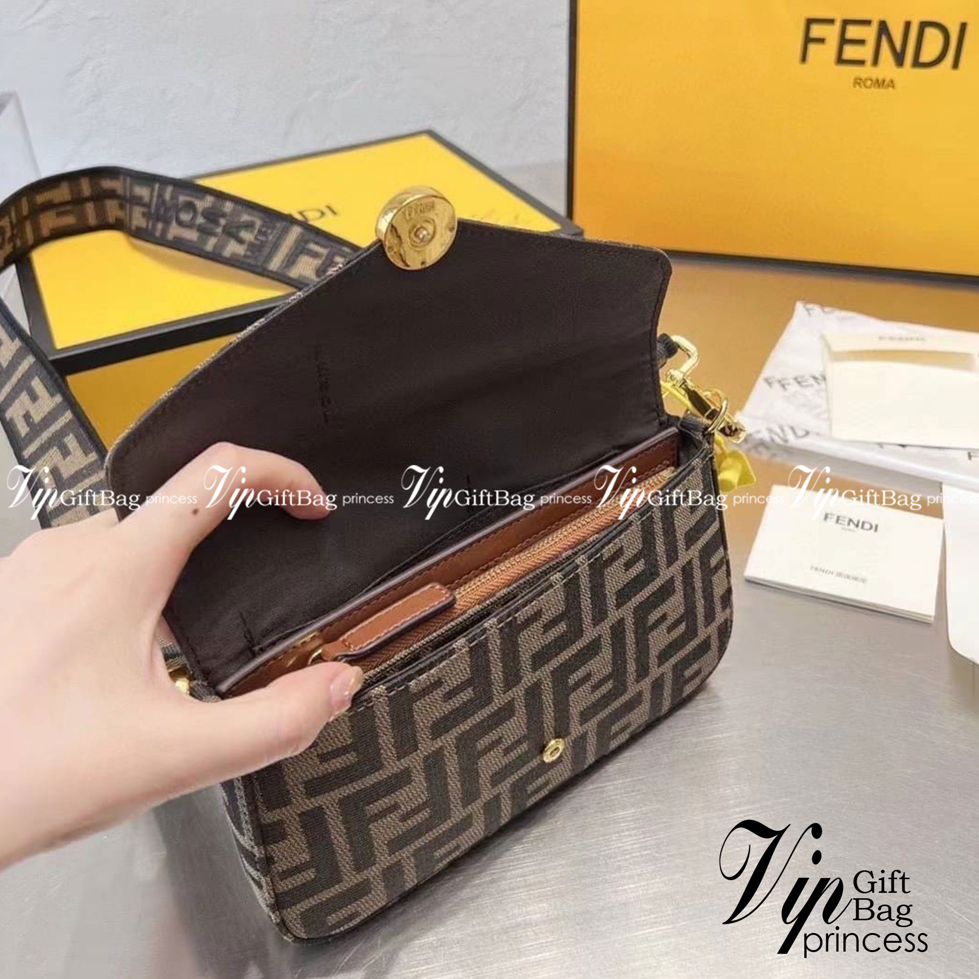 Fendi Wallet With Pouches / Fendi Mini Bag / Fendi multi pochette felicie shoulder bag กระเป๋าสะพายไซส์มินิ แคนวาสโมโนแกรม สุดคุ้ม 3 ชิ้น ในเซท ใช้งานง่ายเป็นระเบียบแบ่งสัดส่วนชัดเจน ใบเล็กกะทัดรัด แต่ใช้งานคุ้มมากๆ มาพร้อมสายสะพายดีไซส์สปอร์ตถอดได้ อะไหล