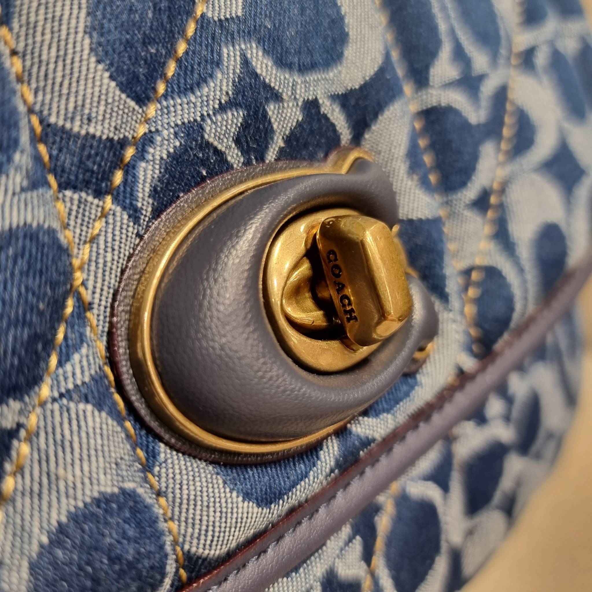 COACH CA104 PILLOW MADISON SHOULDER BAG IN SIGNATURE DENIM WITH QUILTING หรูหราที่หนึ่งต้องยกให้เลย กับไอเท็มนี้ กระเป๋าสะพายดีไซน์สุดล้ำ เดินเส้นสวยคม วัสดุผ้าเดนิม สวยเฉียบ ดูแพง เปิด-ปิดด้วยตัวบิดล็อค ใช้งานสะดวก ด้านหลังมีช่องเก็บของจุกจิกได้ ภายในแบ่